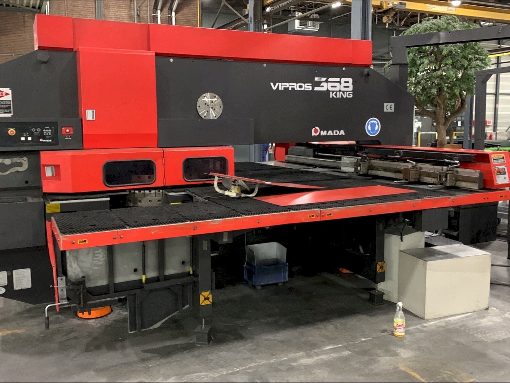 Frontansicht der AMADA Vipros 368 King  Maschine