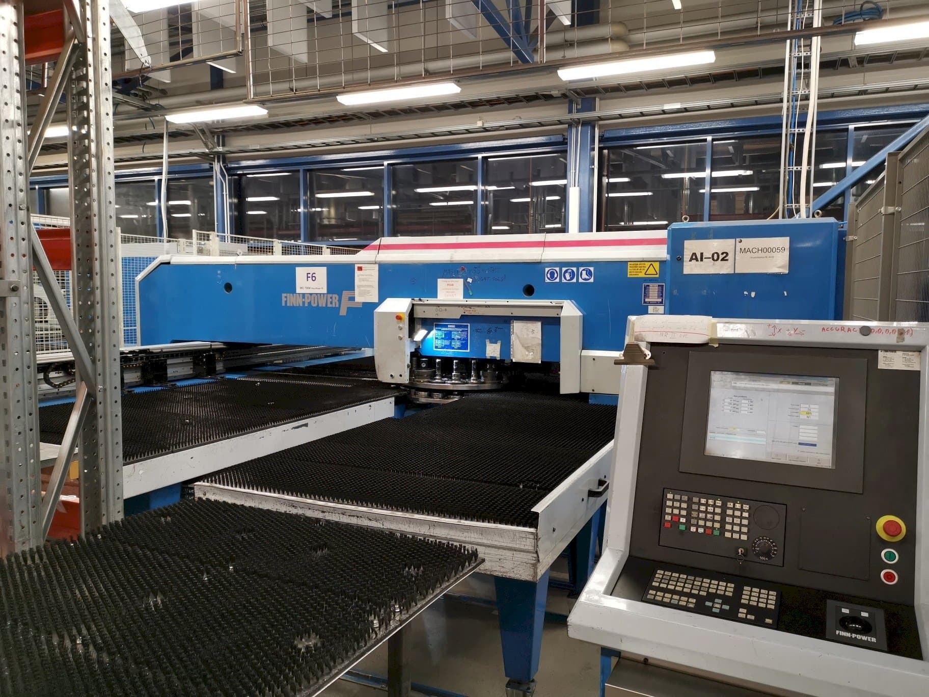 Frontansicht der Finn-Power F6SU  Maschine