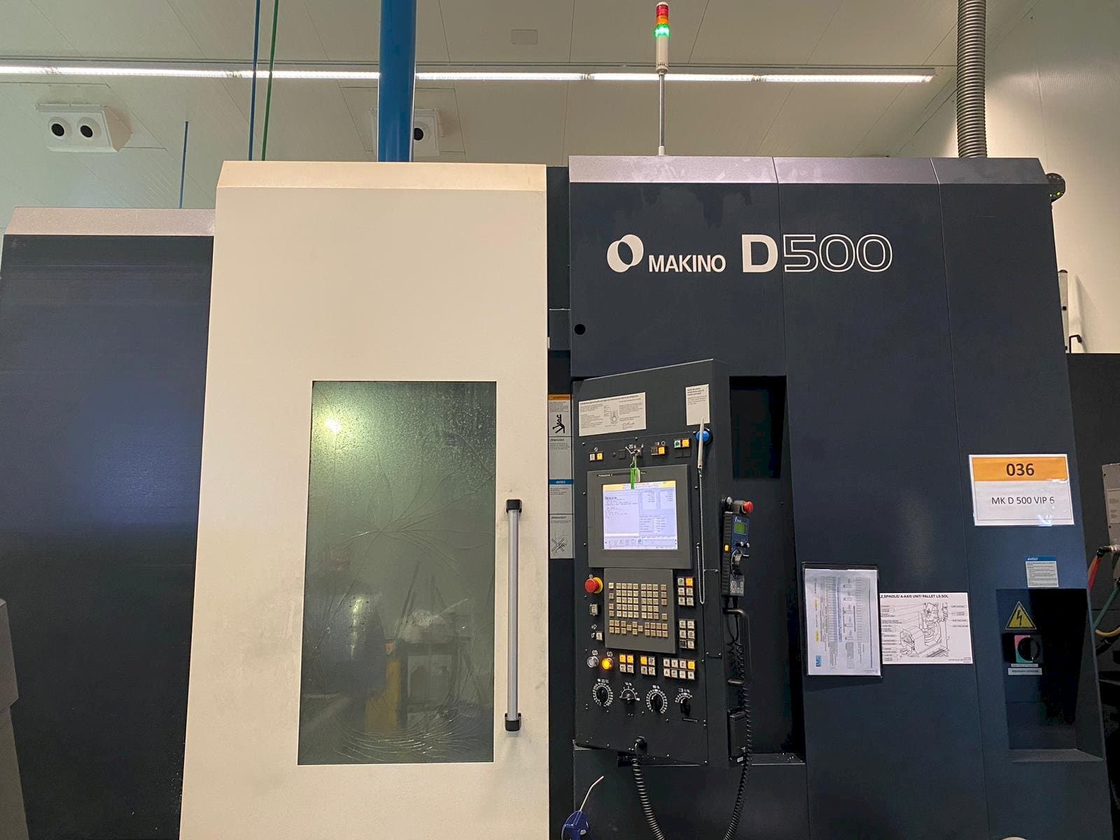 Frontansicht der Makino D500  Maschine