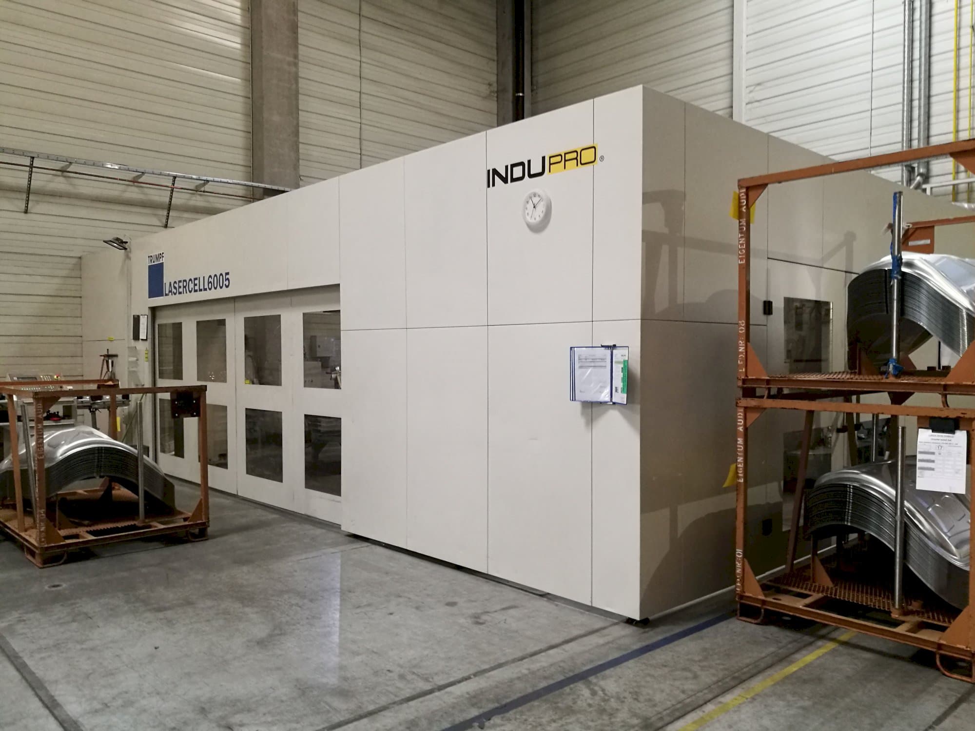 Rechte Ansicht der Trumpf Lasercell 6005 Maschine