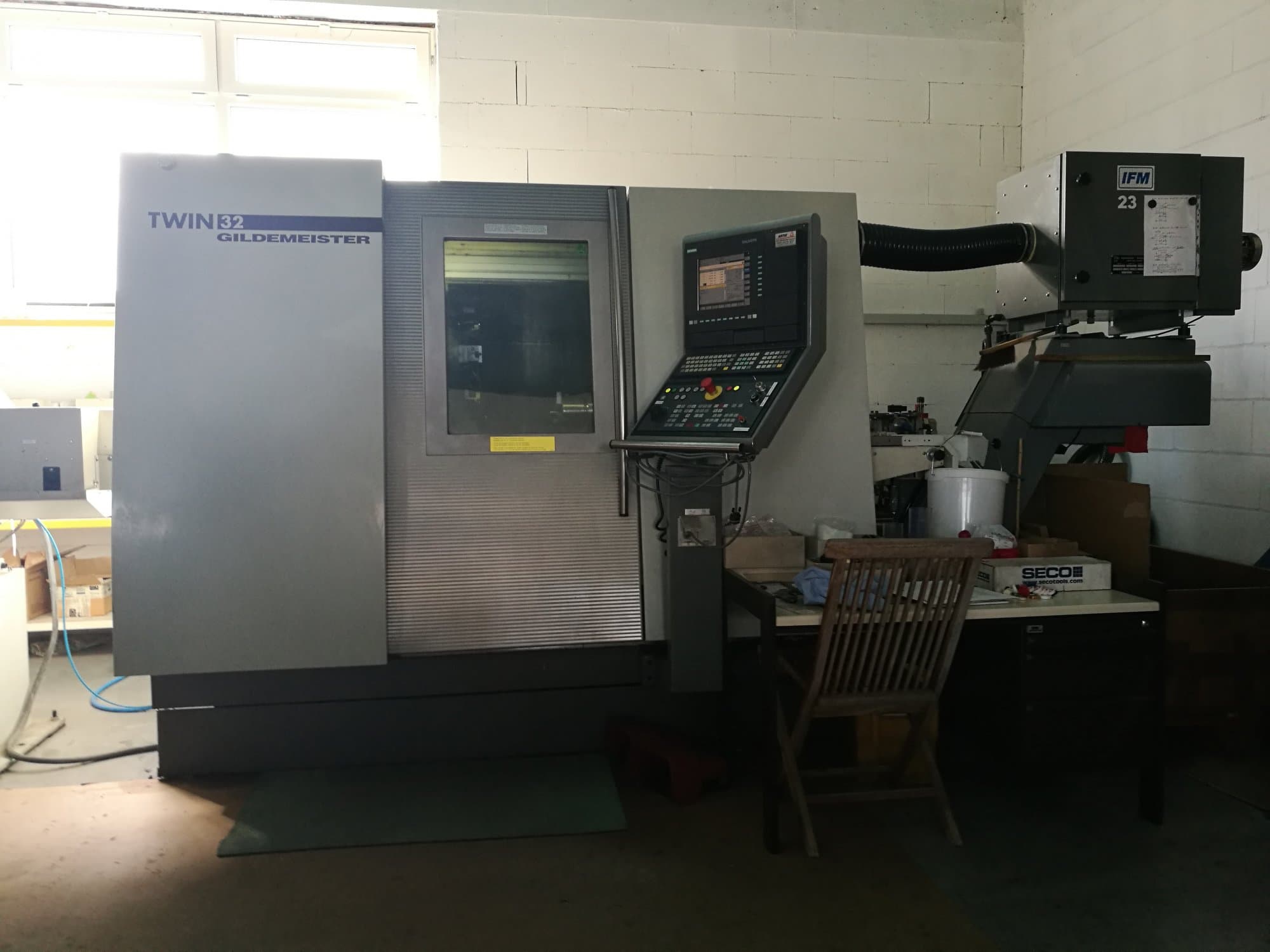 Frontansicht 2 der Gildemeister TWIN 32 Maschine