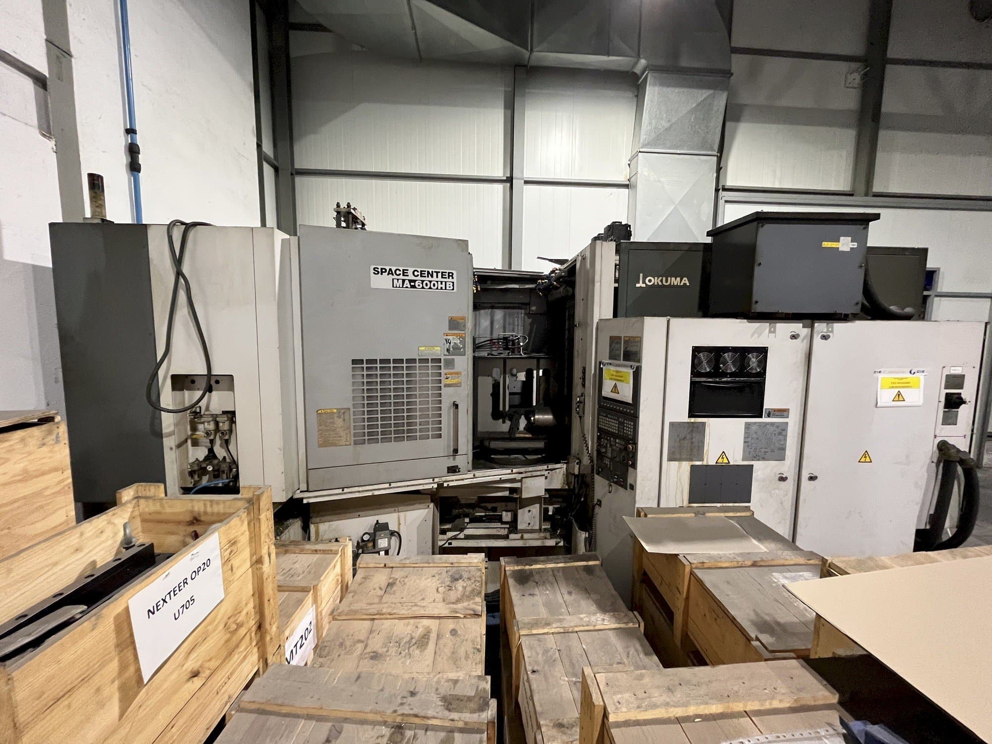 Frontansicht der Okuma MA-600HB  Maschine