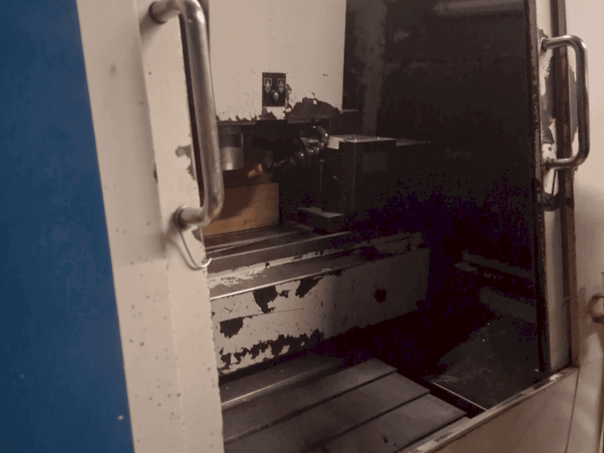 Frontansicht der Hurco BMC 30HT/M  Maschine