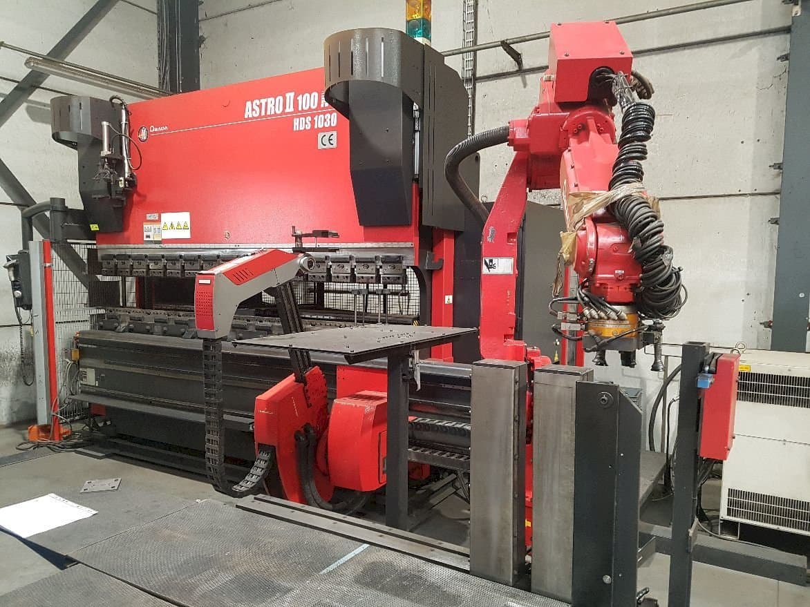 Frontansicht der AMADA Astro II 100NT HDS 1030  Maschine