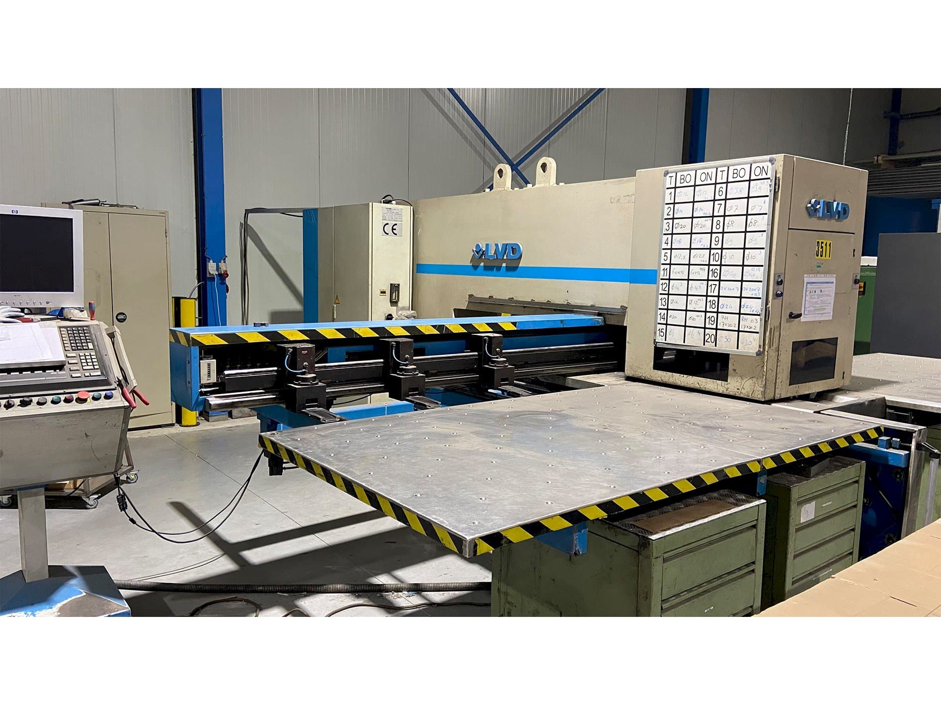 Frontansicht der LVD Delta 1250-LB-TN  Maschine