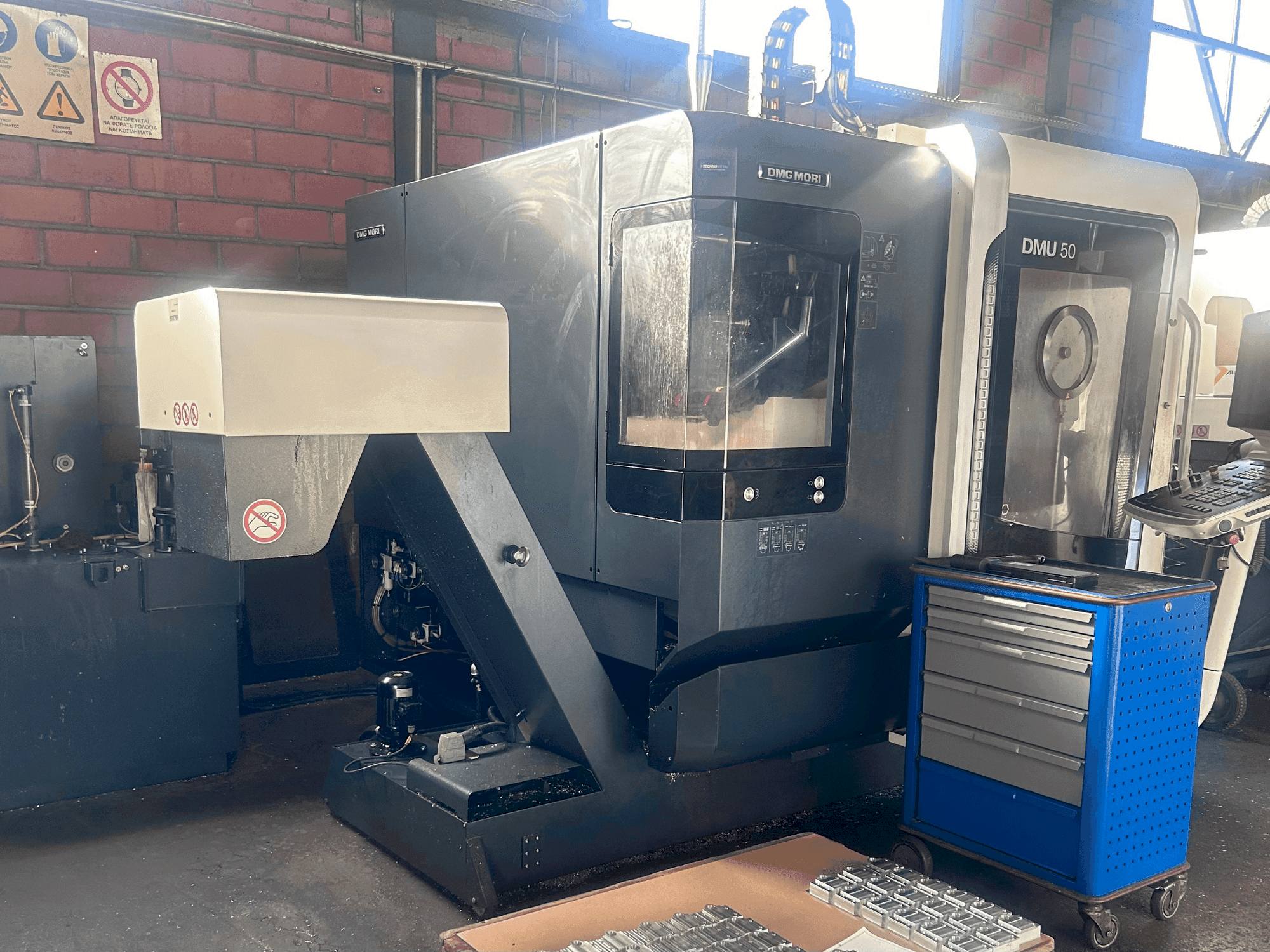 Frontansicht der DMG MORI DMU 50  Maschine