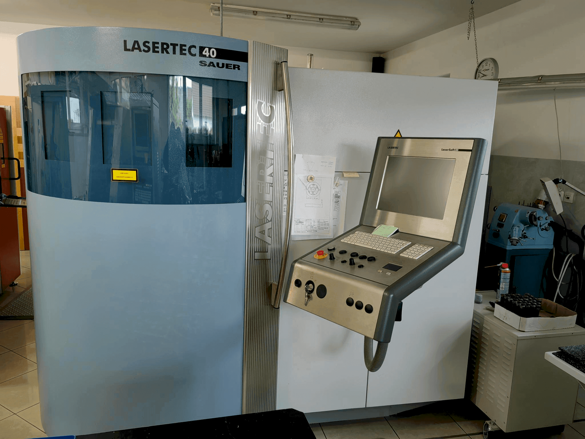 Frontansicht der DMG SAUER LASERTEC 40  (2008)  Maschine