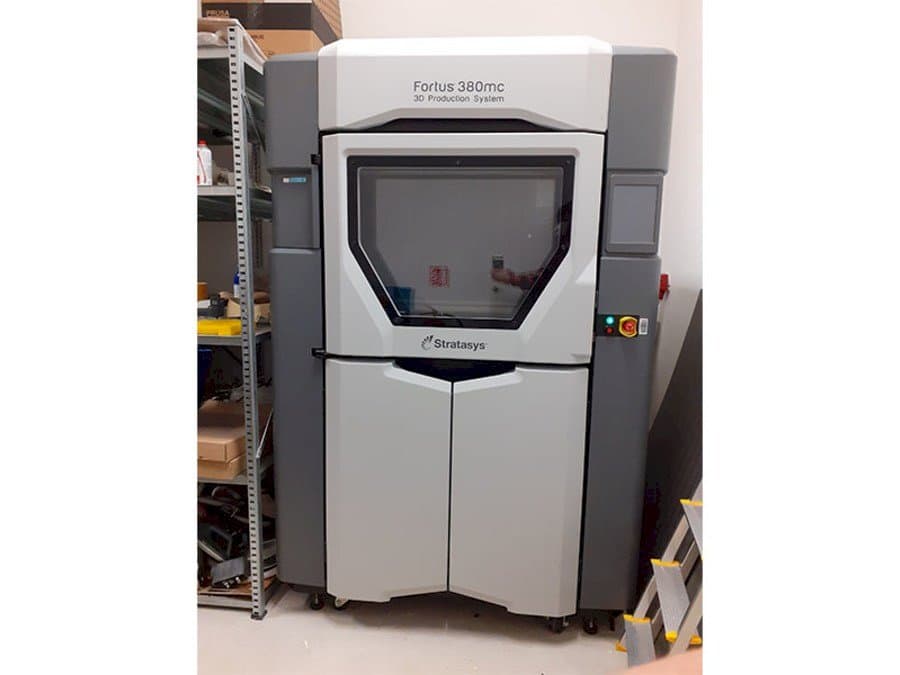 Frontansicht der Stratasys Fortus 380MC Maschine