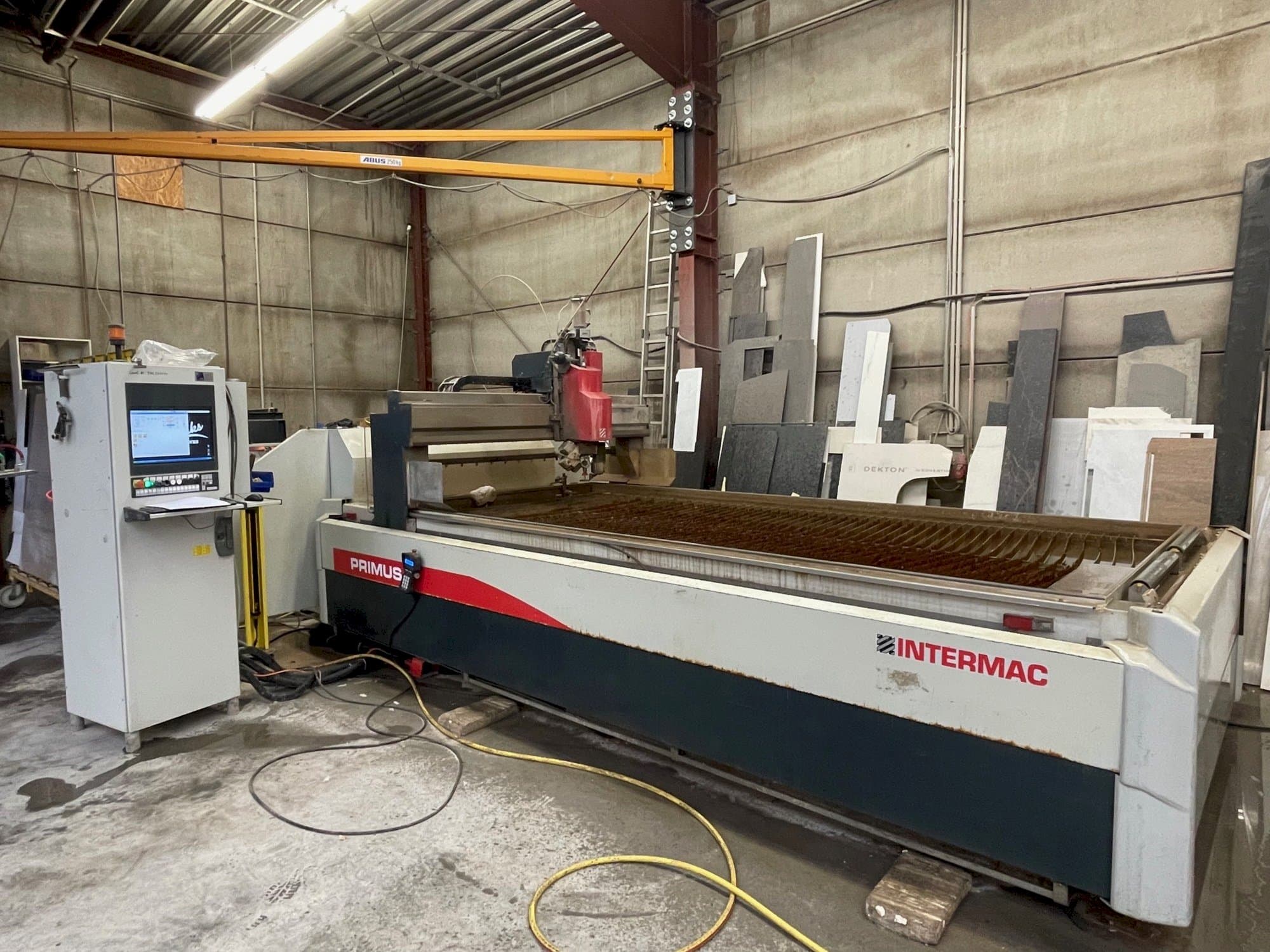 Frontansicht der Intermac Primus 184 Maschine