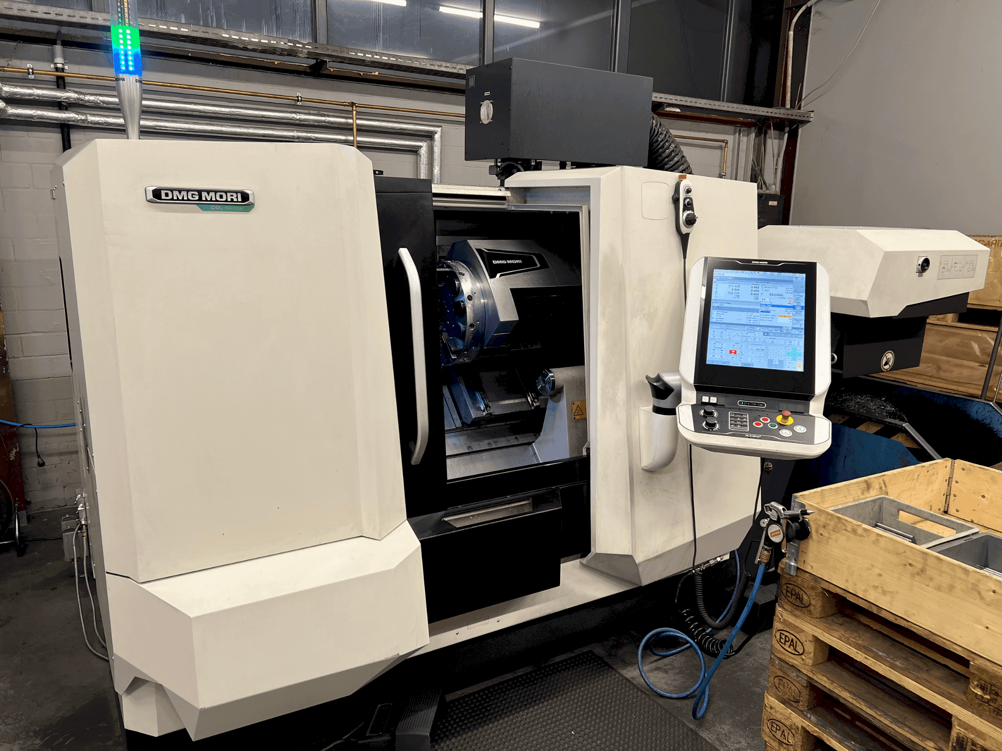 Frontansicht der DMG MORI CLX 350 V4  Maschine