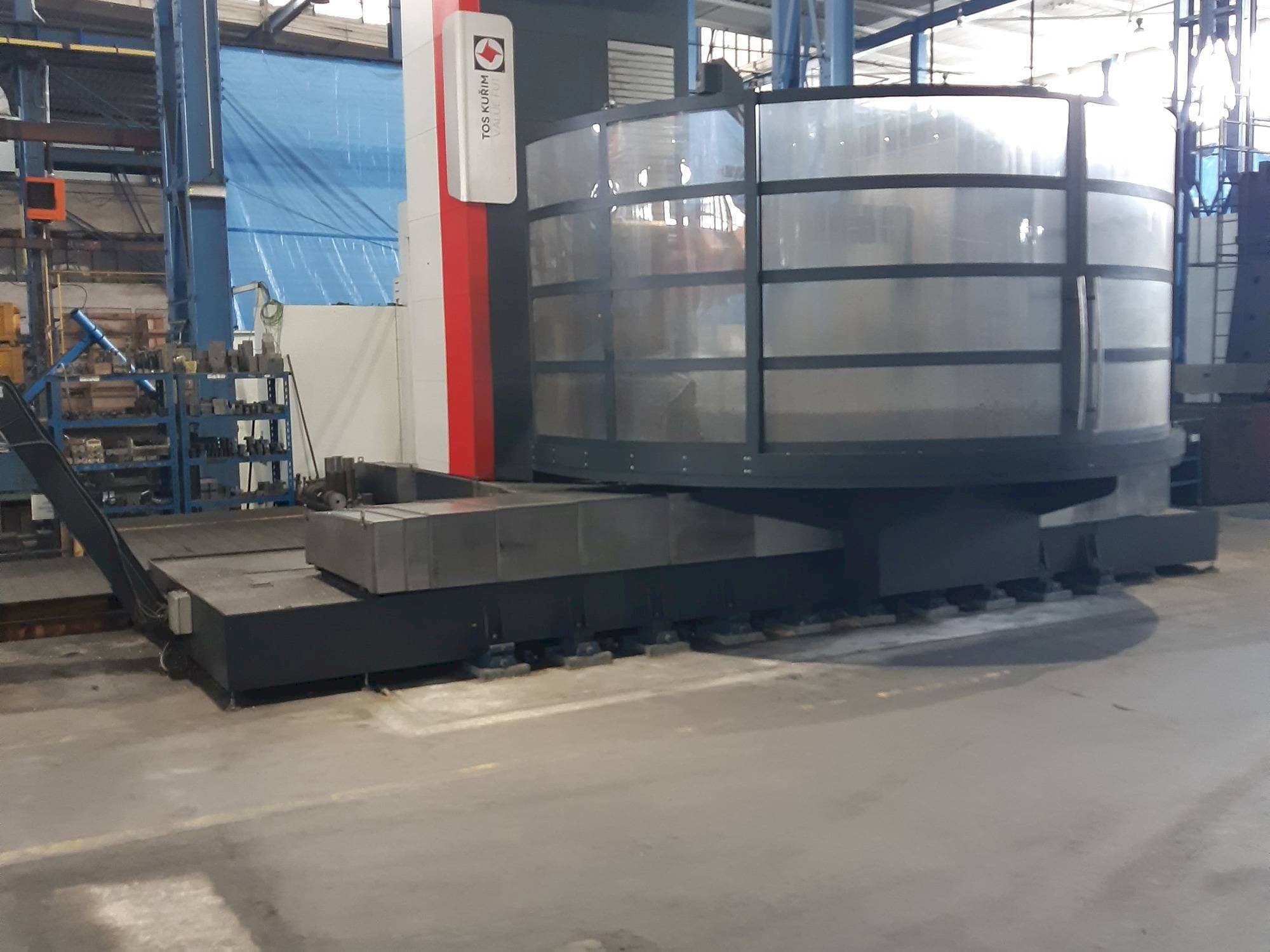 Frontansicht der TOS Kurim FUT 150  Maschine