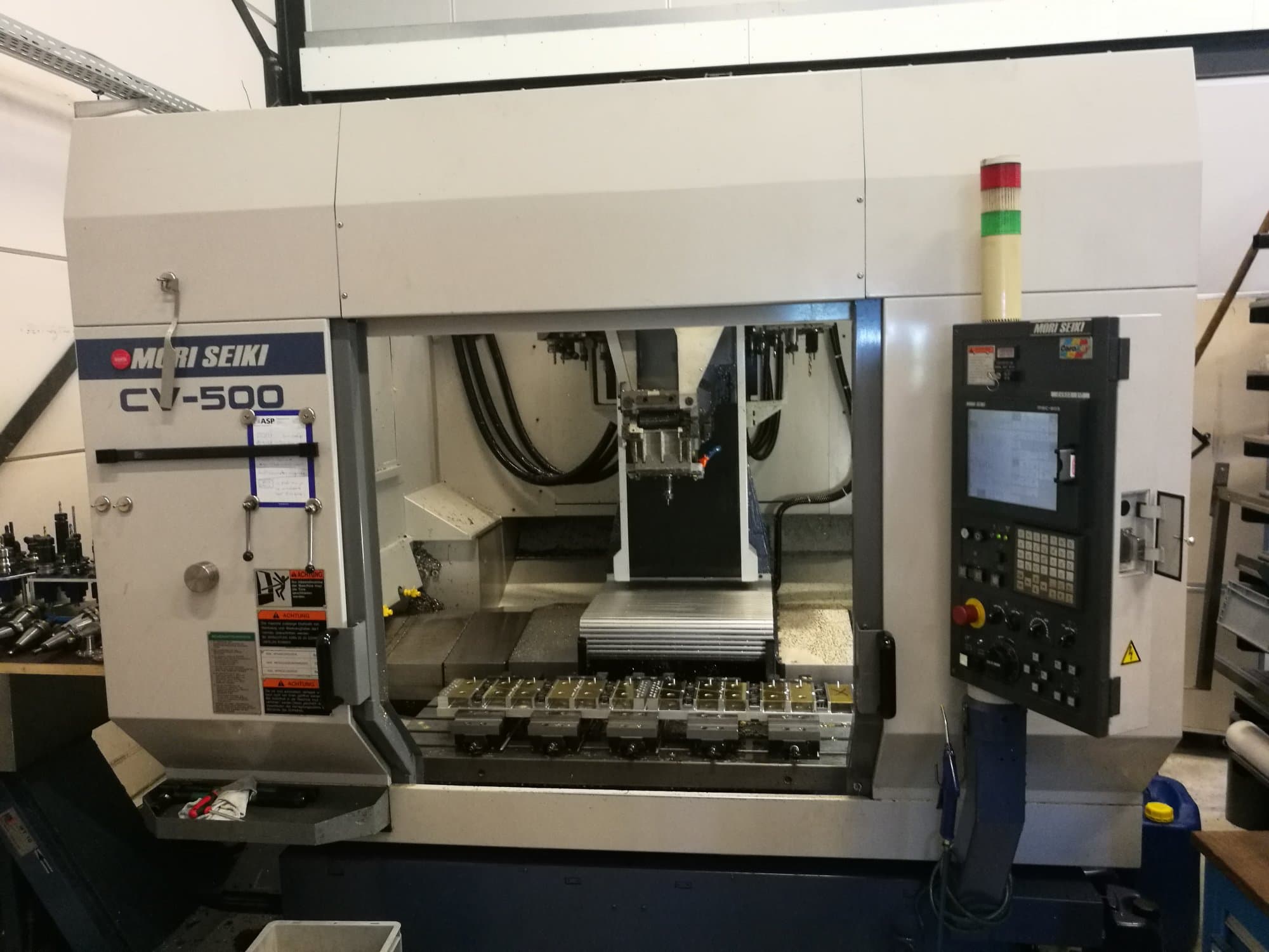 Frontansicht der MORI SEIKI CV-500B Maschine