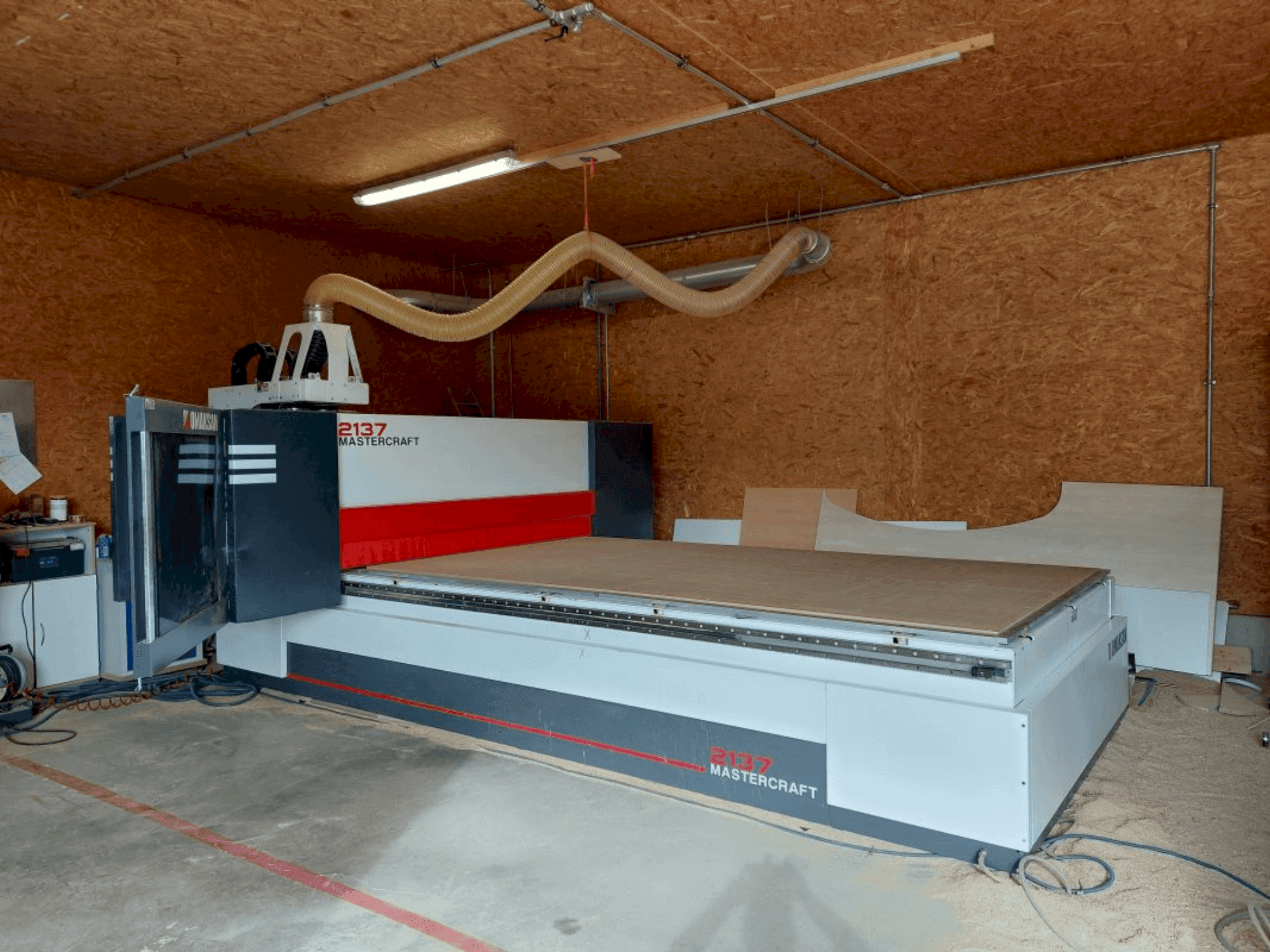 Frontansicht der OMAKSAN Mastercraft 217  Maschine