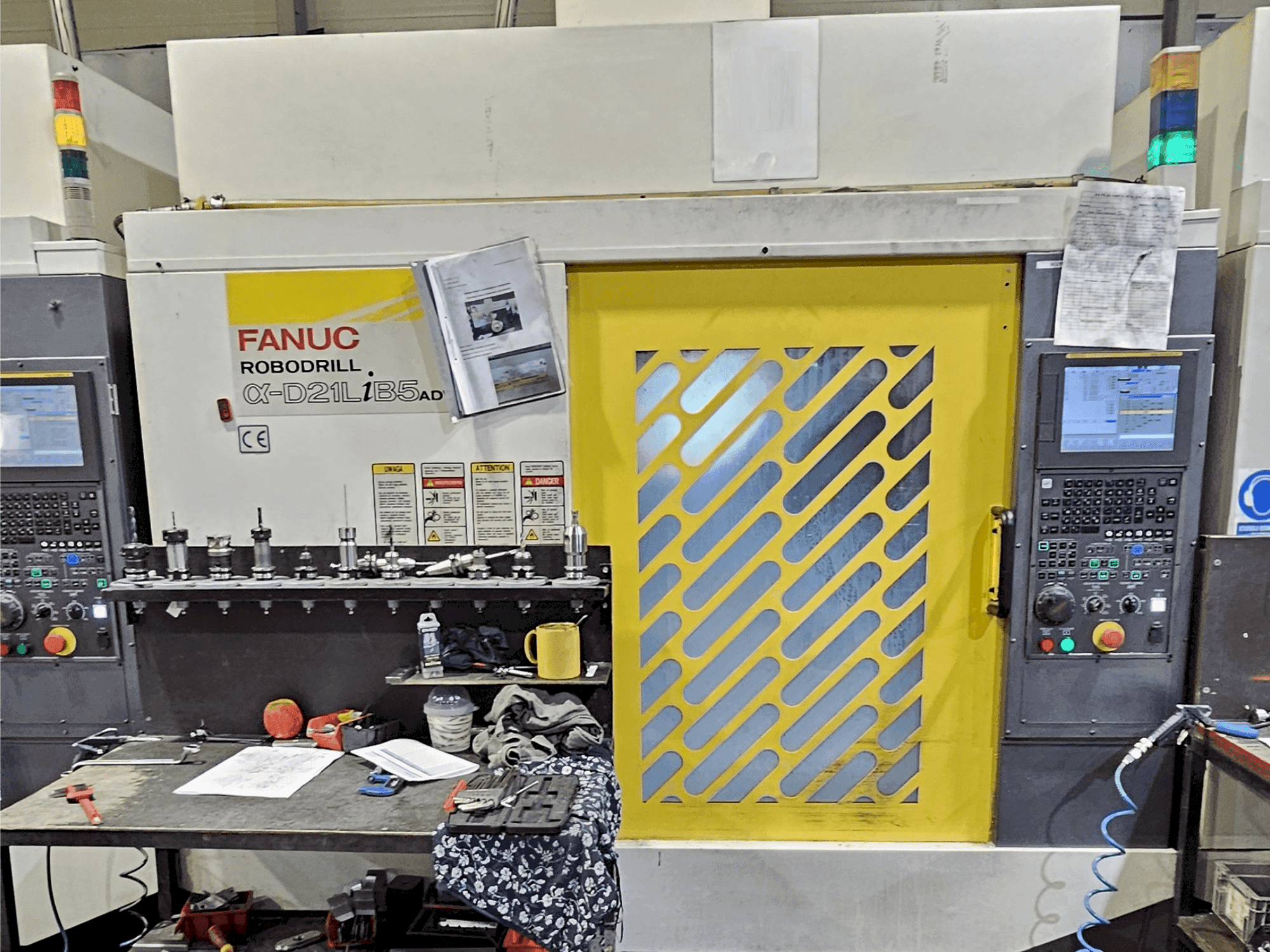 Frontansicht der FANUC Robodrill α-D21L iB 5 ADV  Maschine