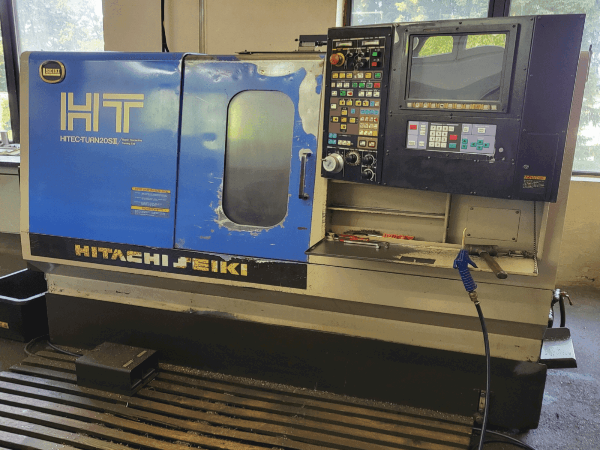 Frontansicht der HITACHI SEIKI HT 20SII  Maschine