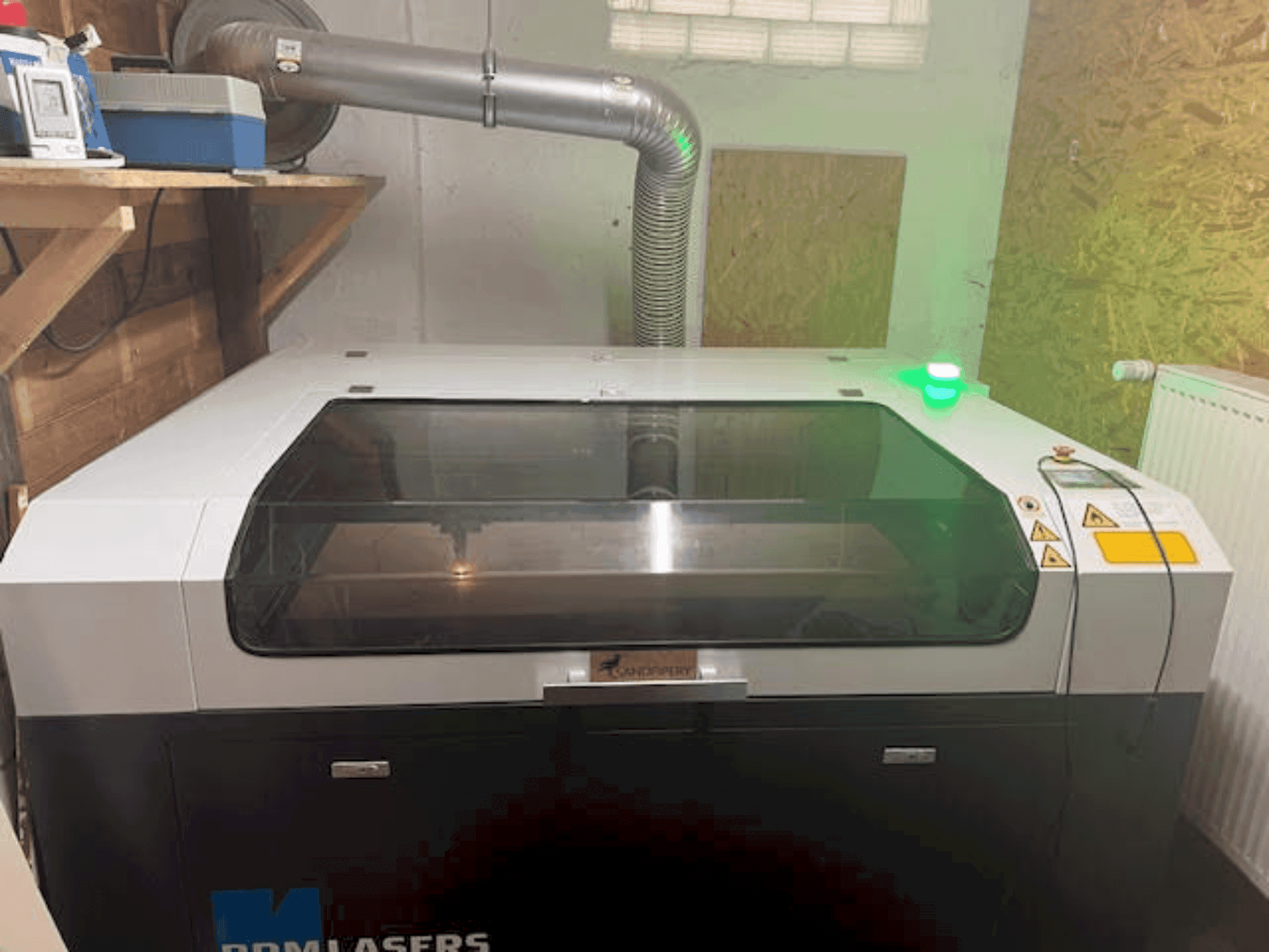 Frontansicht der BRM Lasers 90130 - 100 Watt CO2  Maschine