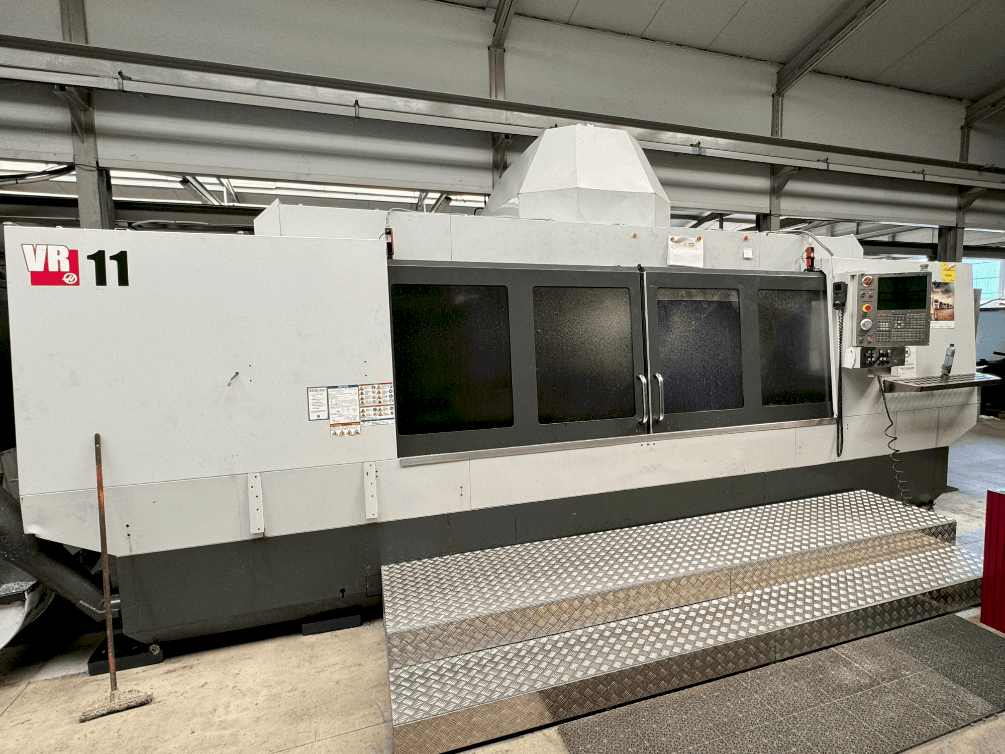 Frontansicht der HAAS VR-11  Maschine