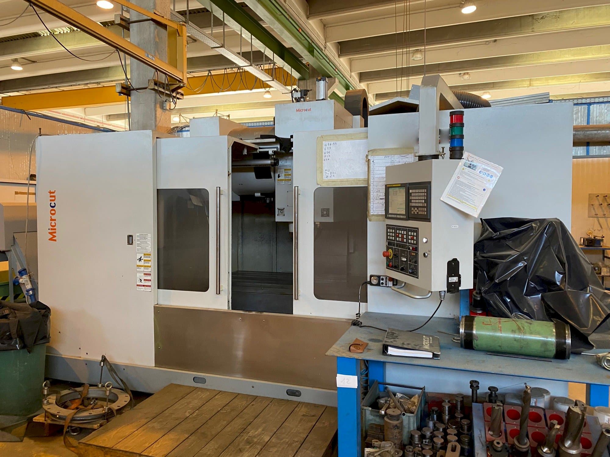 Frontansicht der MICROCUT VMC-1600F  Maschine