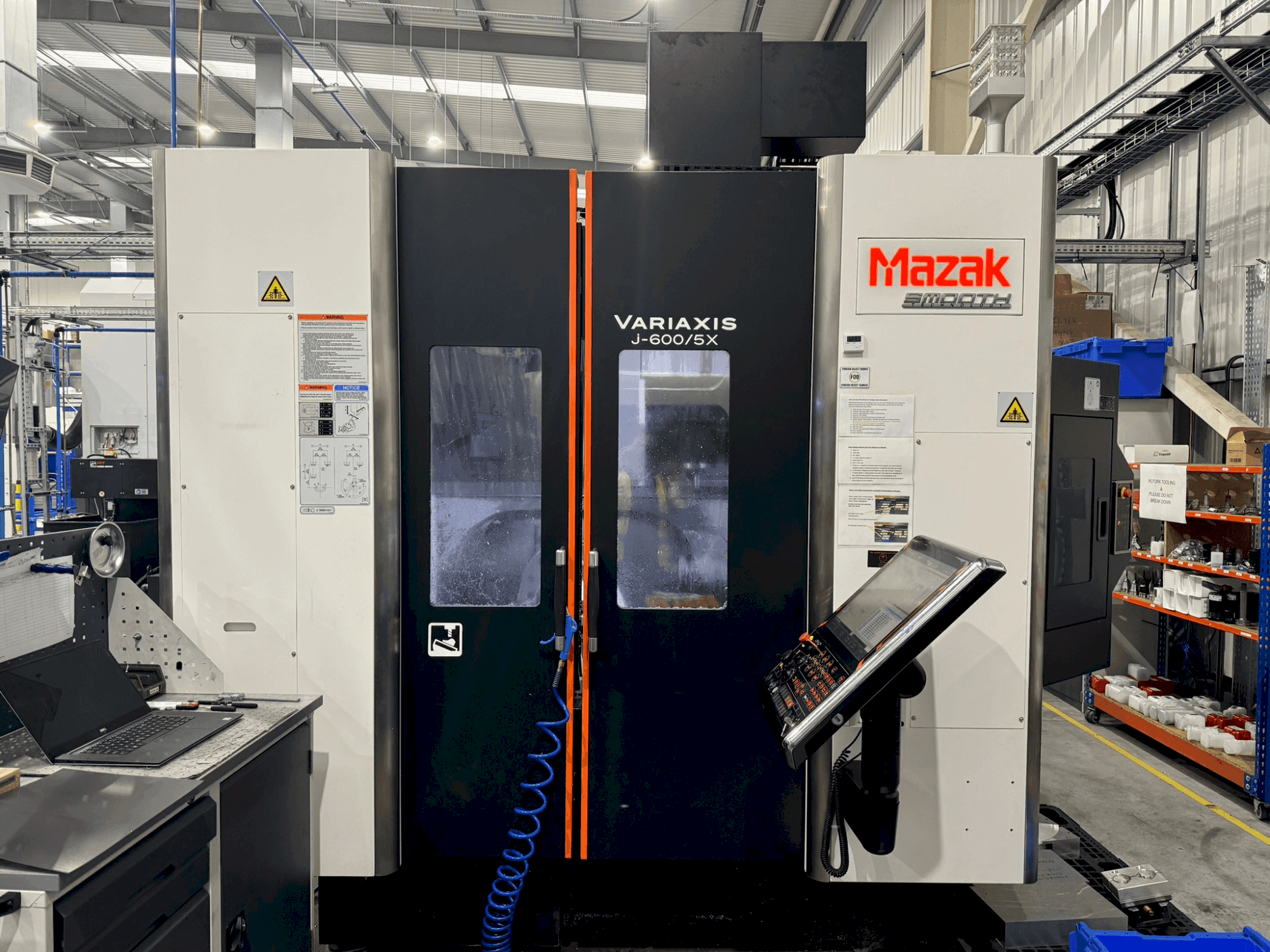 Frontansicht der Mazak Variaxis J-600  Maschine