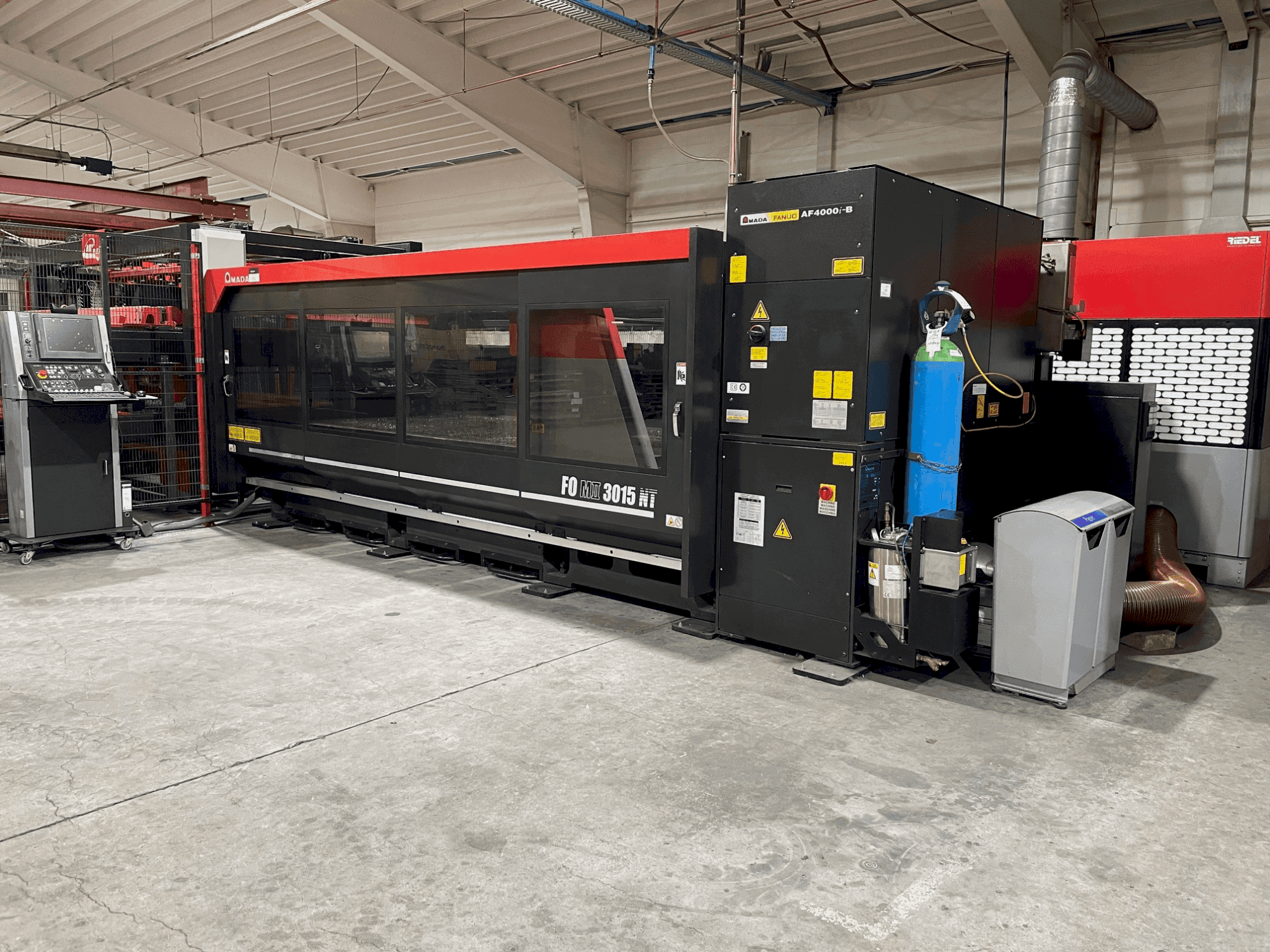 Frontansicht der AMADA FOM2 3015 NT  Maschine