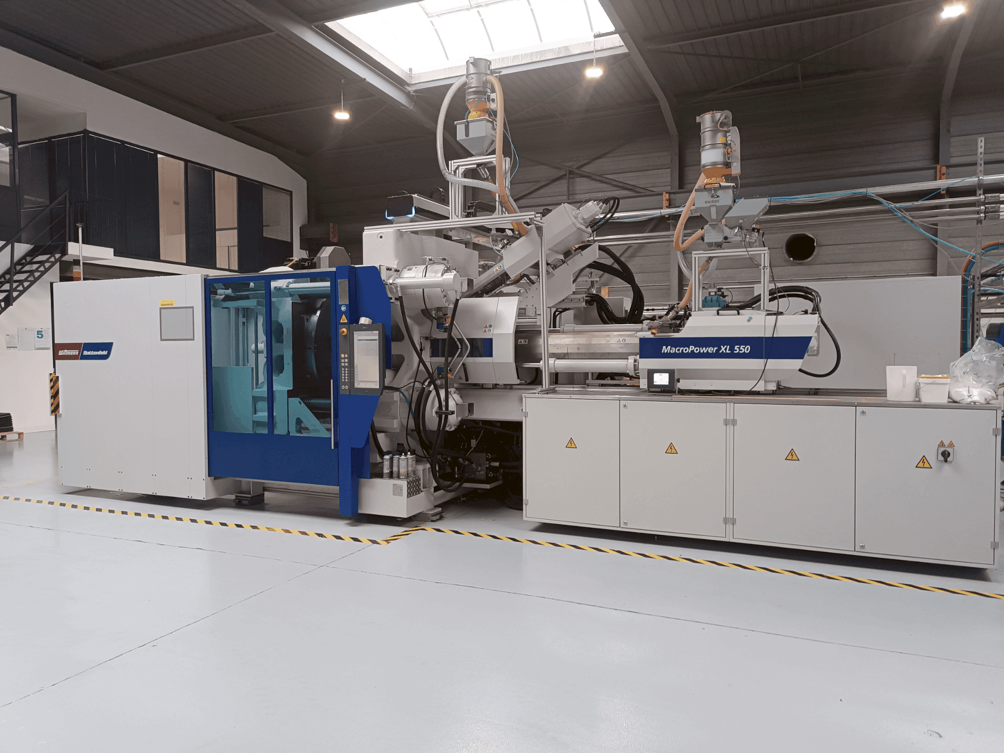 Frontansicht der Battenfeld MacroPower 550XL 2250H-350S 3K  Maschine