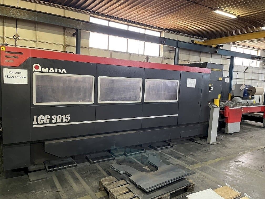 Frontansicht der AMADA LCG 3015  Maschine
