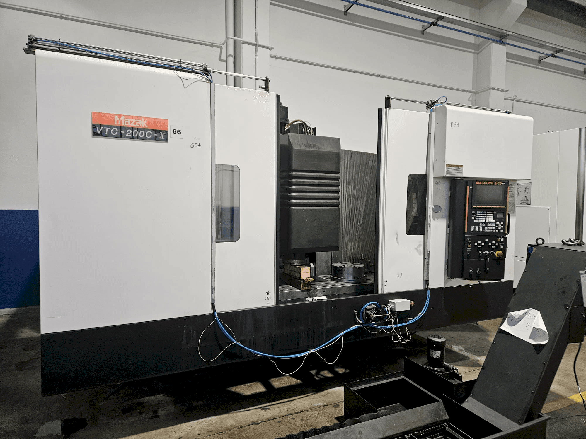 Frontansicht der Mazak VTC 200 C II  Maschine