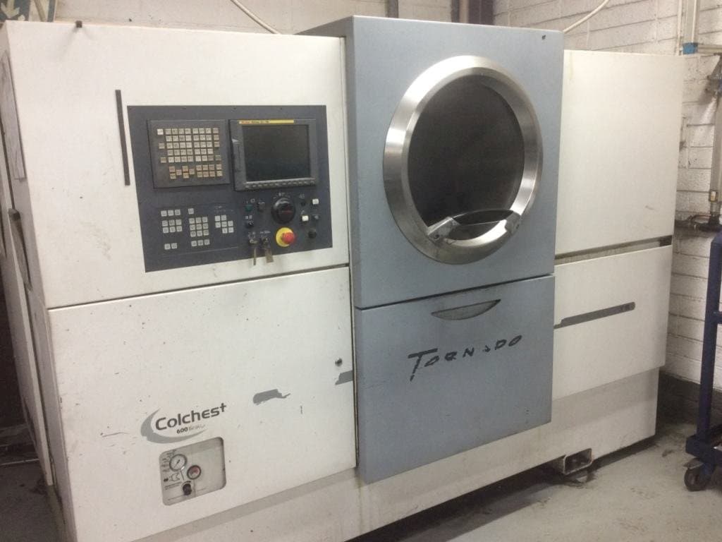 Frontansicht der Colchester Tornado T8  Maschine