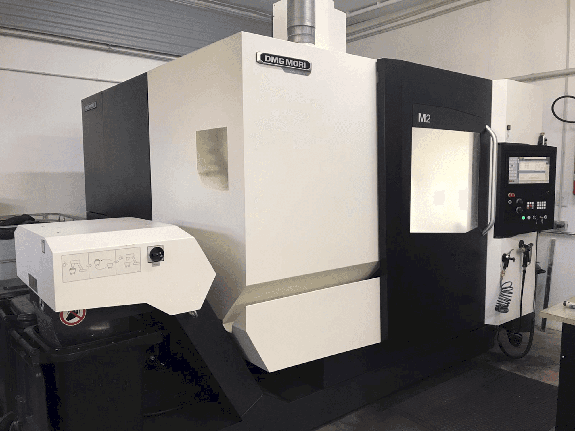 Frontansicht der DMG MORI M2  Maschine
