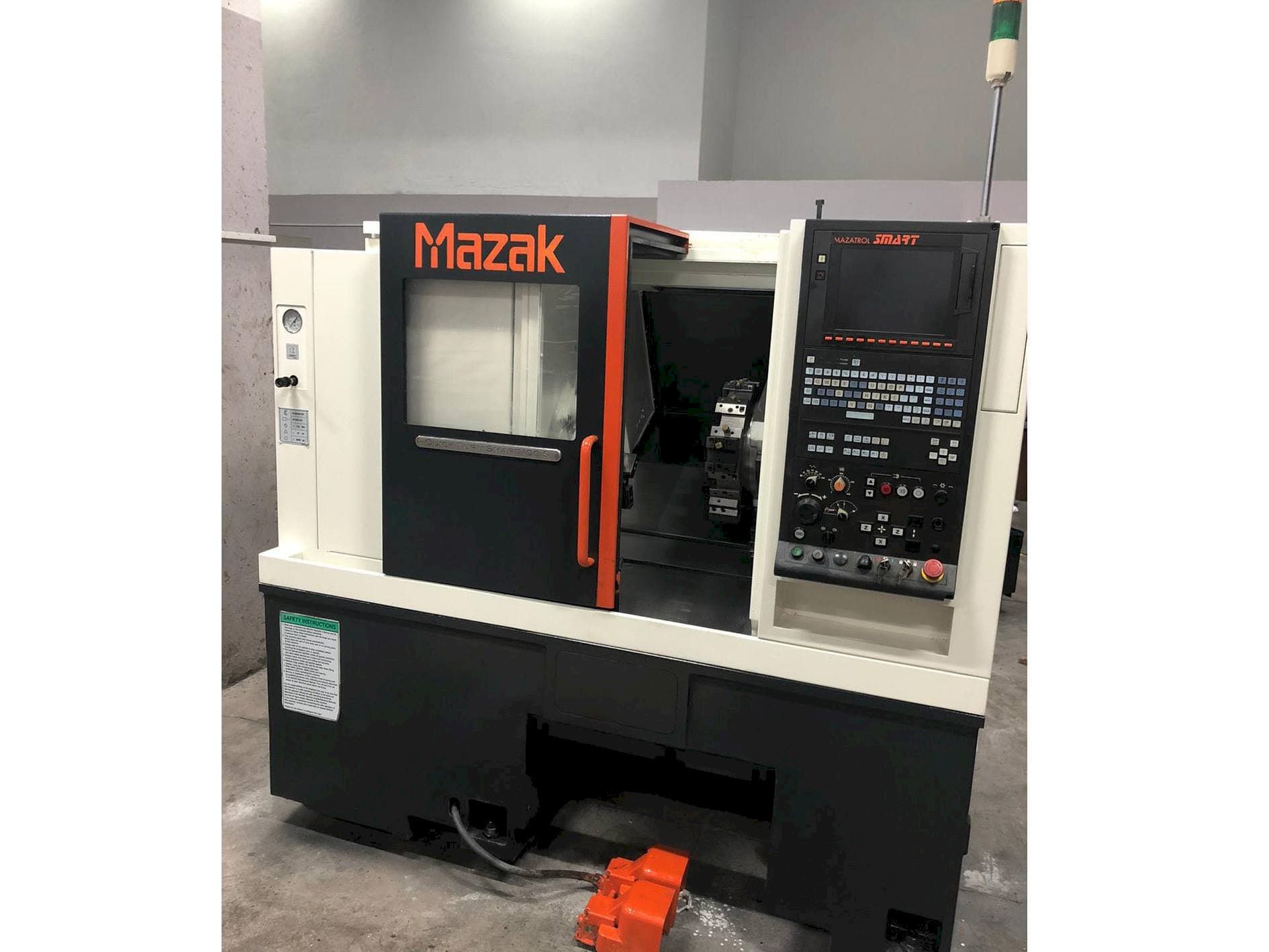 Frontansicht der Mazak Quick Turn Smart 100 S  Maschine