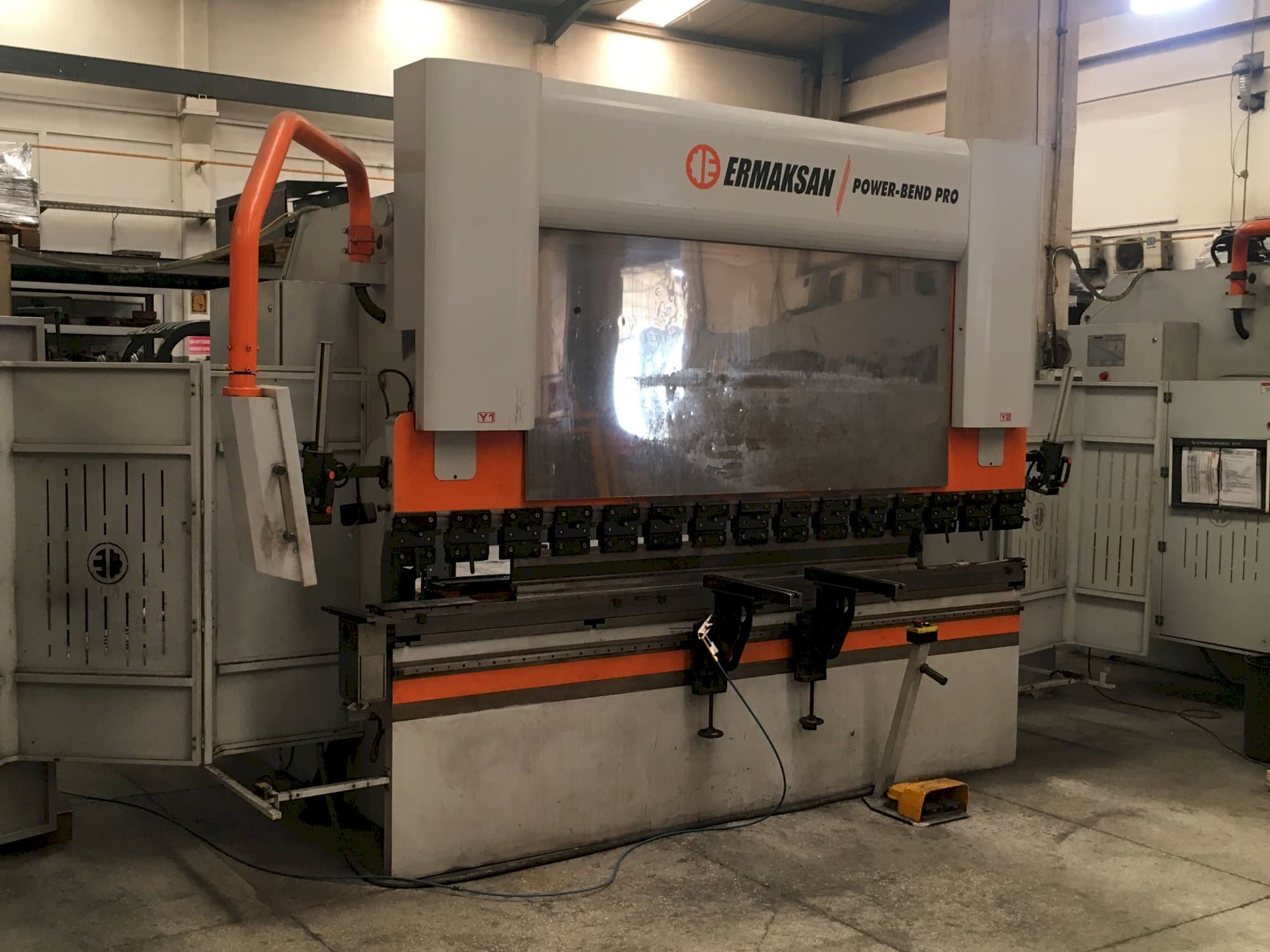 Linke Ansicht der ERMAKSAN POWER-BEND PRO 3100x135 Maschine