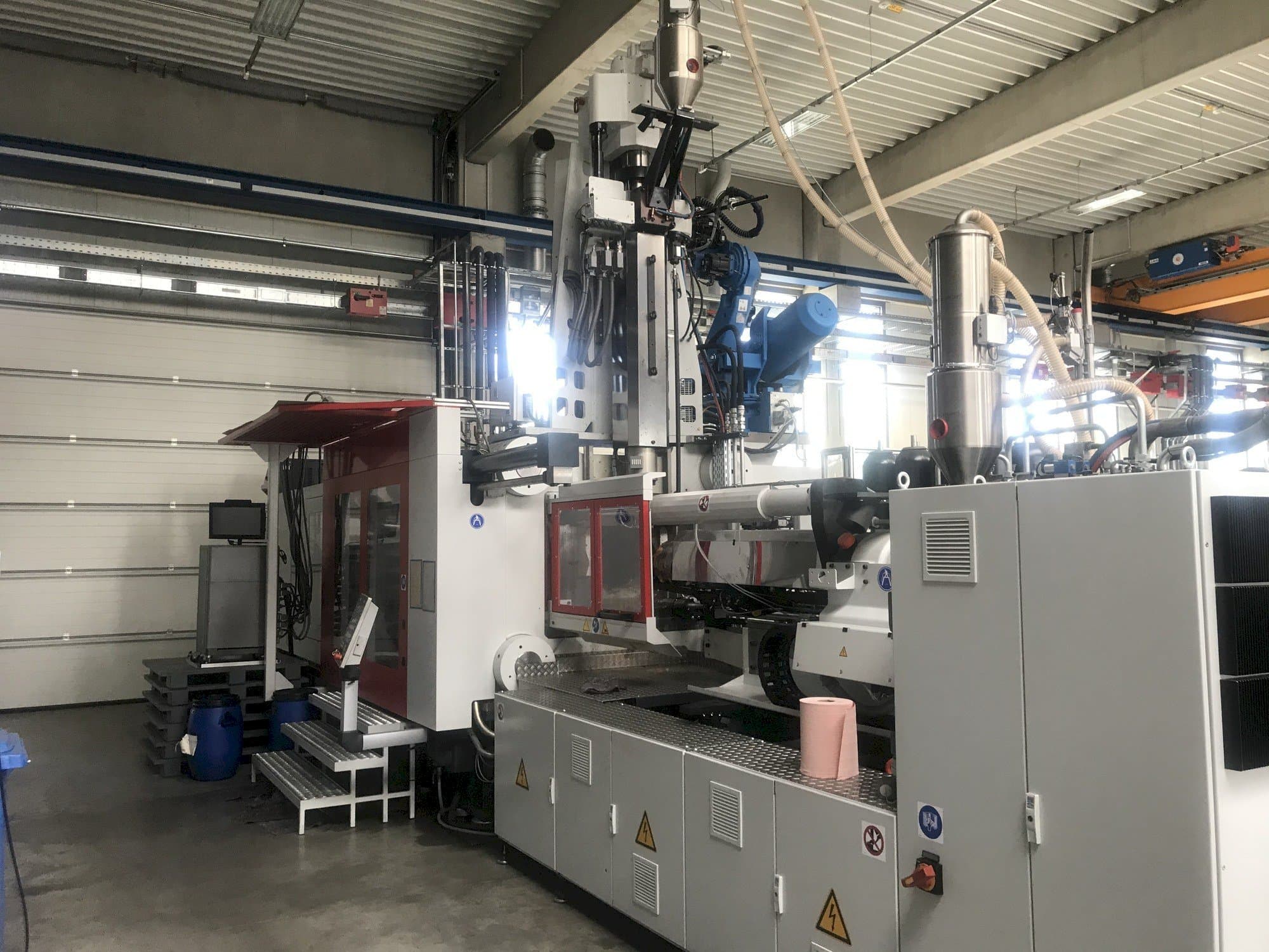 Frontansicht der FERROMATIK MILACRON MM 800 MSW  Maschine