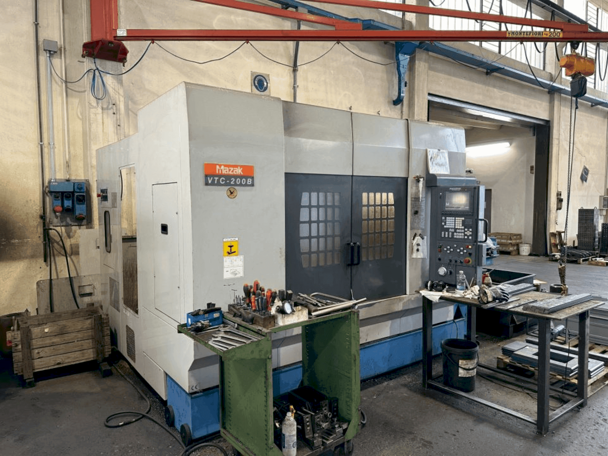 Frontansicht der Mazak VTC 200B  Maschine