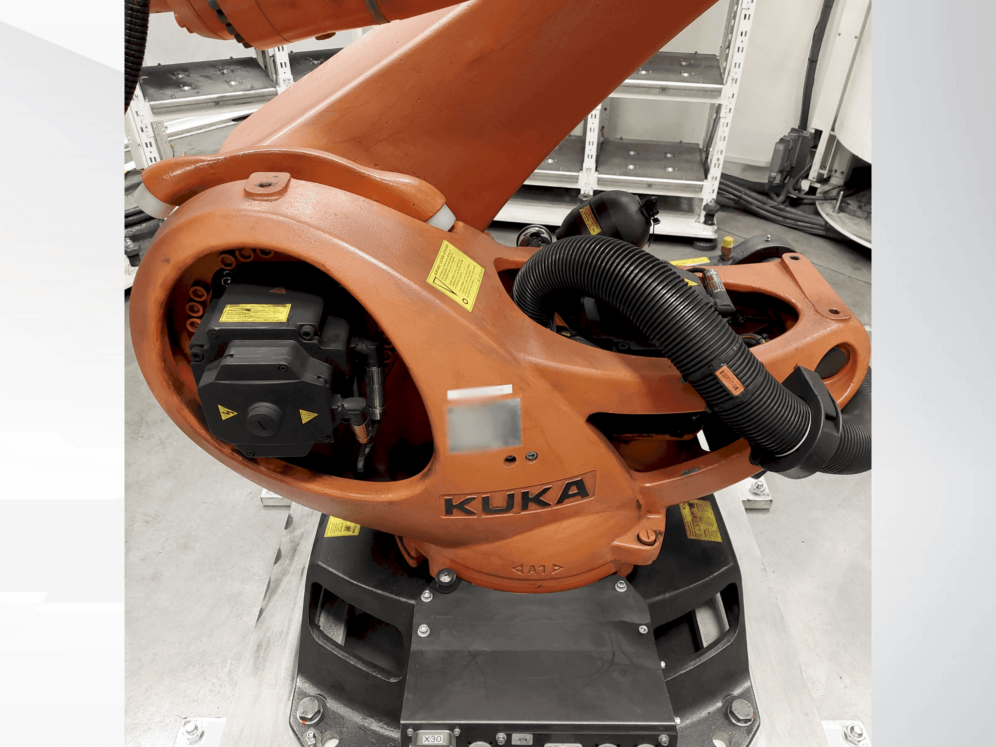 Frontansicht der KUKA KR 90 R2700 pro  Maschine