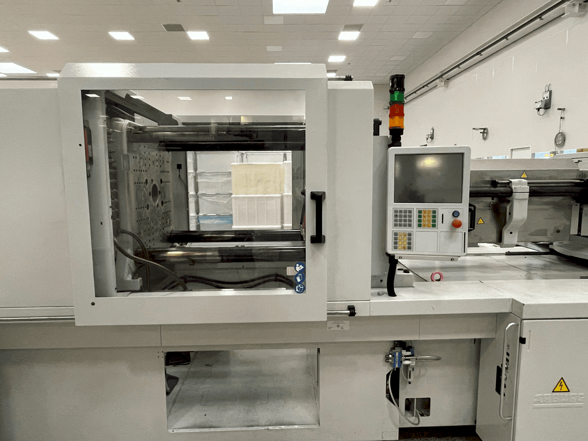 Frontansicht der Arburg Allrounder 570 H 2000-1300  Maschine