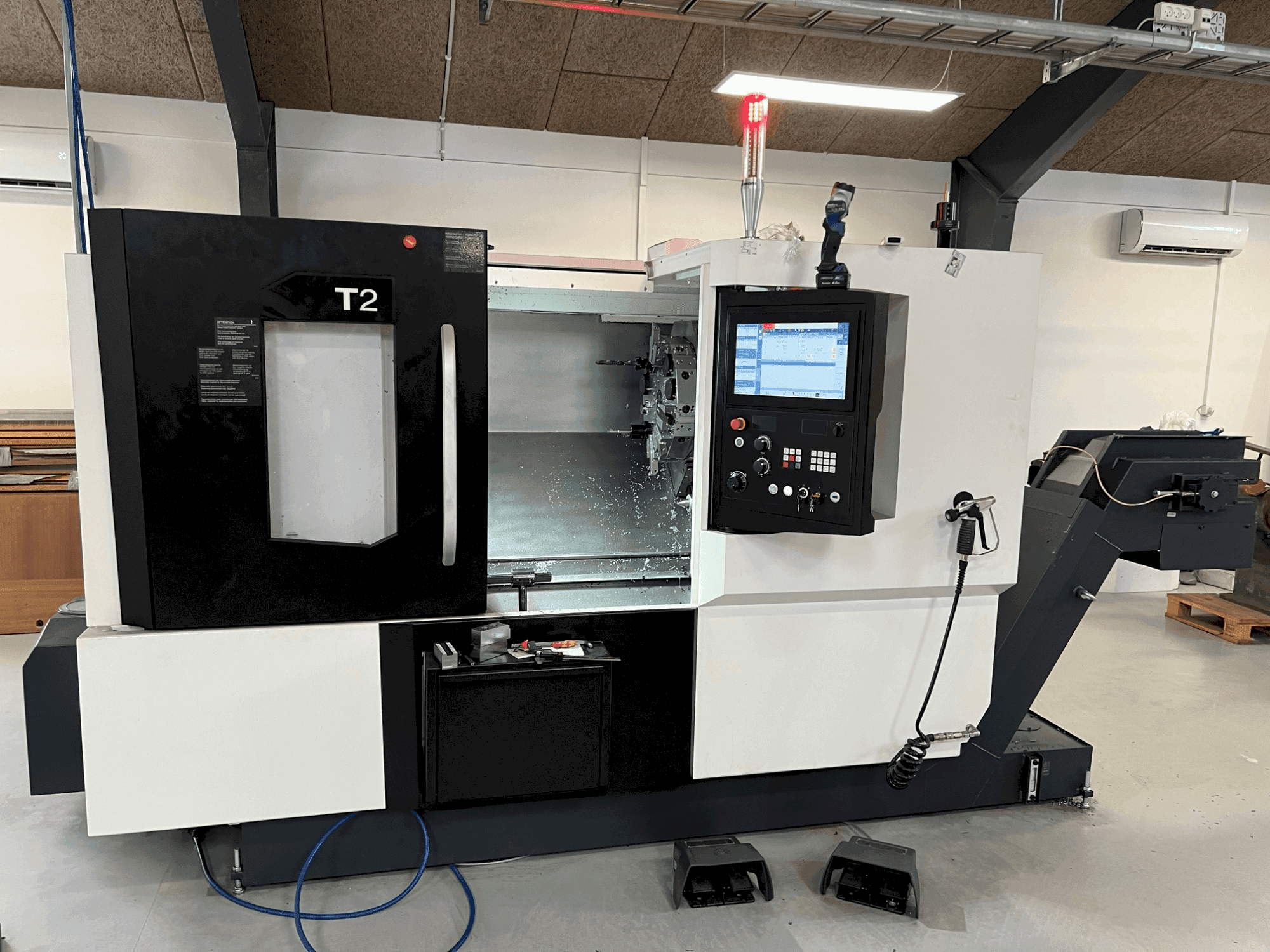 Frontansicht der DMG MORI T2  Maschine