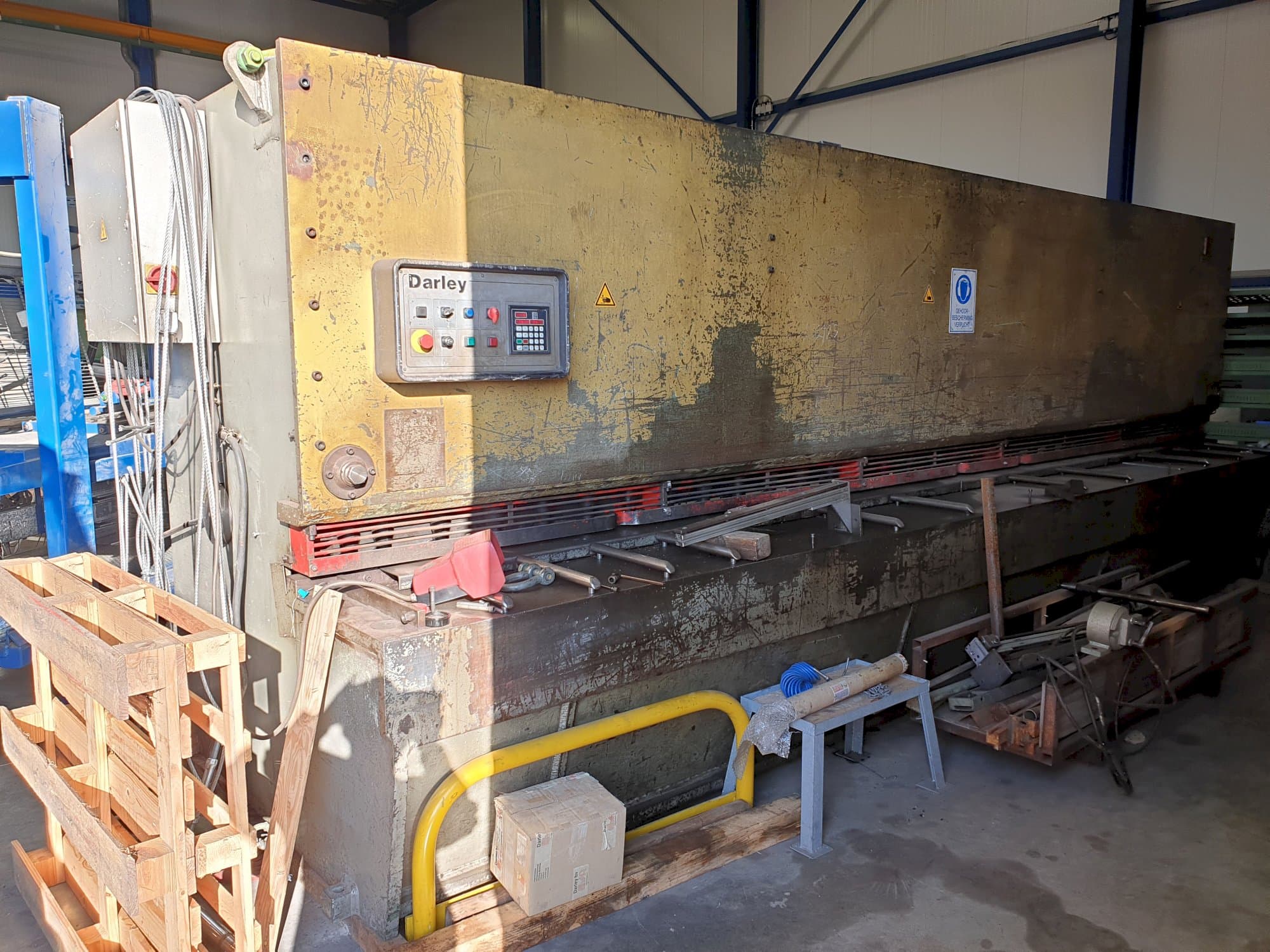 Linke Ansicht der Darley VS 6100X8 Maschine