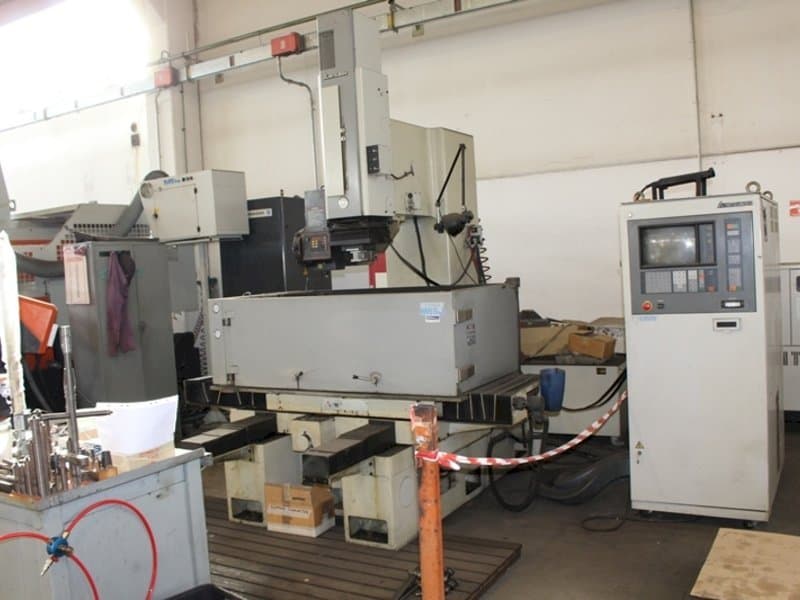 Frontansicht der Mitsubishi M65J Maschine