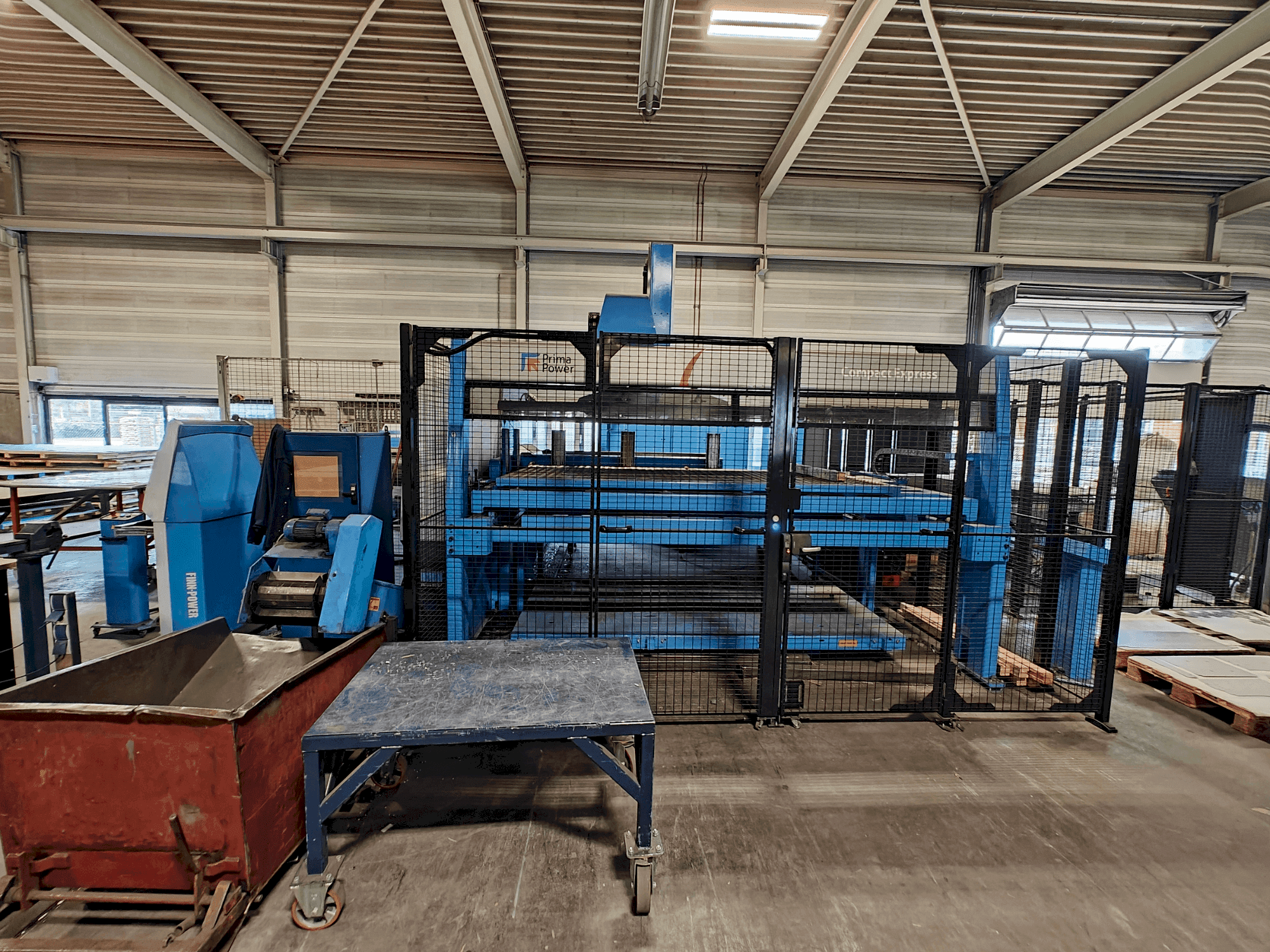 Frontansicht der Finn-Power C6 + Compact Express  Maschine