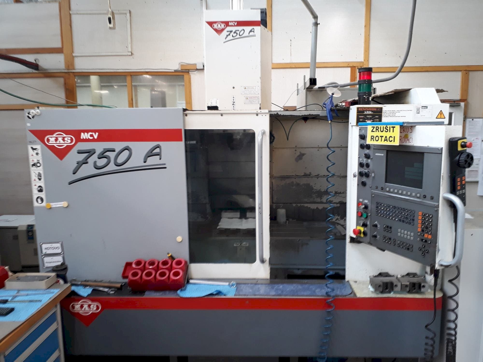 Frontansicht der KOVOSVIT MAS MCV 750A  Maschine