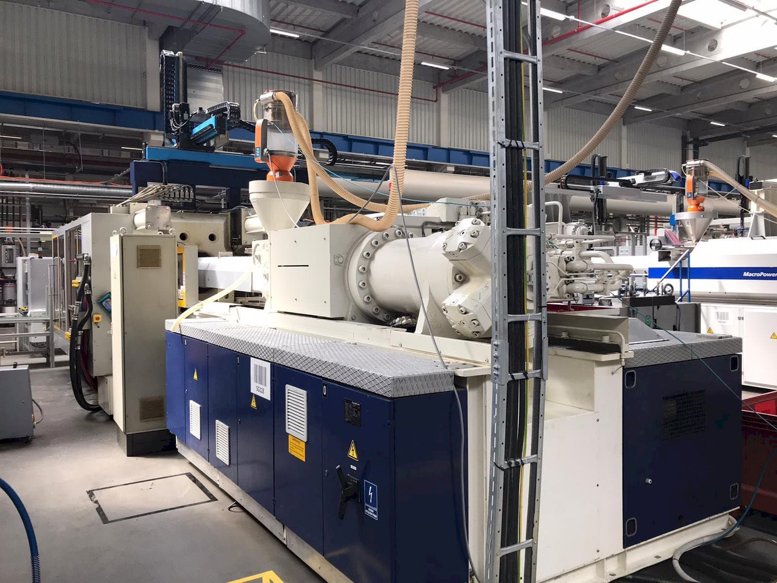 Frontansicht der Krauss Maffei 800-8000 MC  Maschine