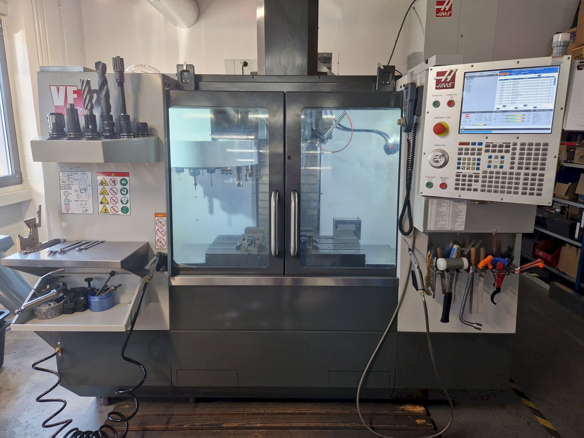 Frontansicht der HAAS VF-2  Maschine