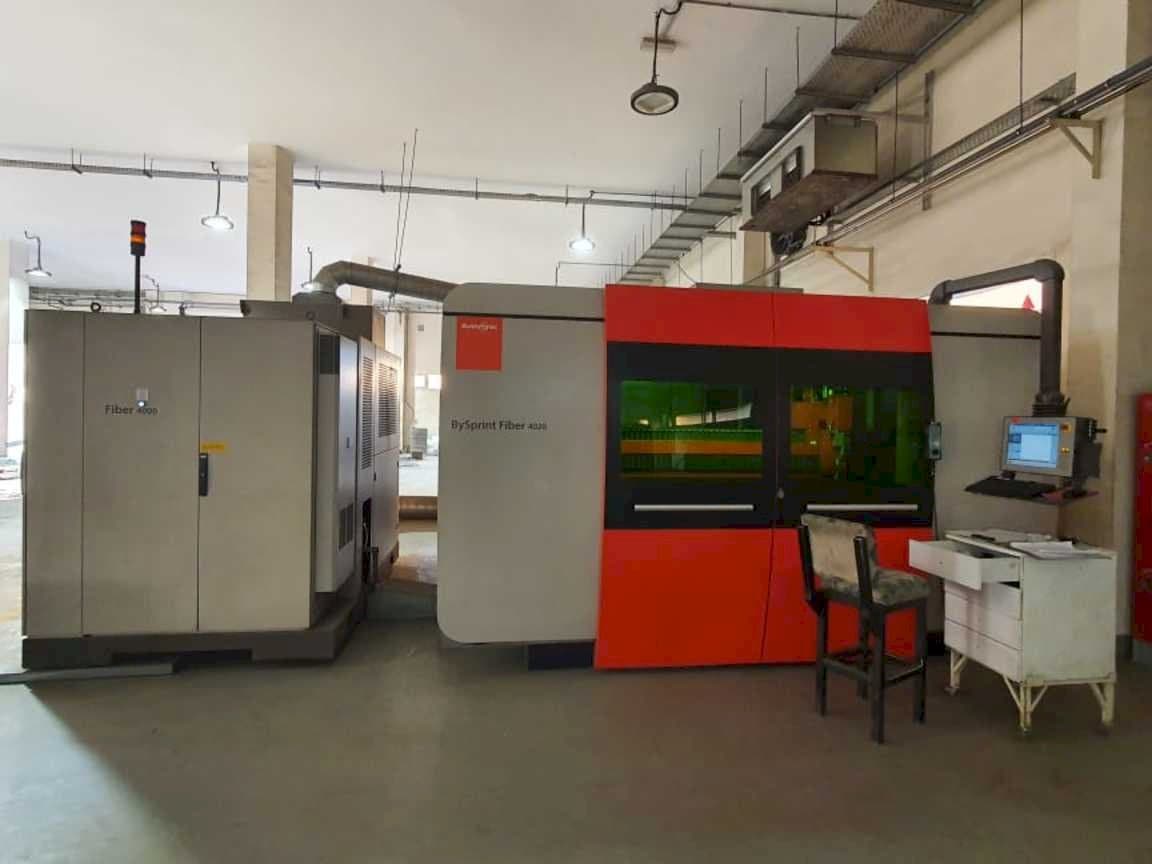 Frontansicht der Bystronic BySprint Fiber 4020  Maschine