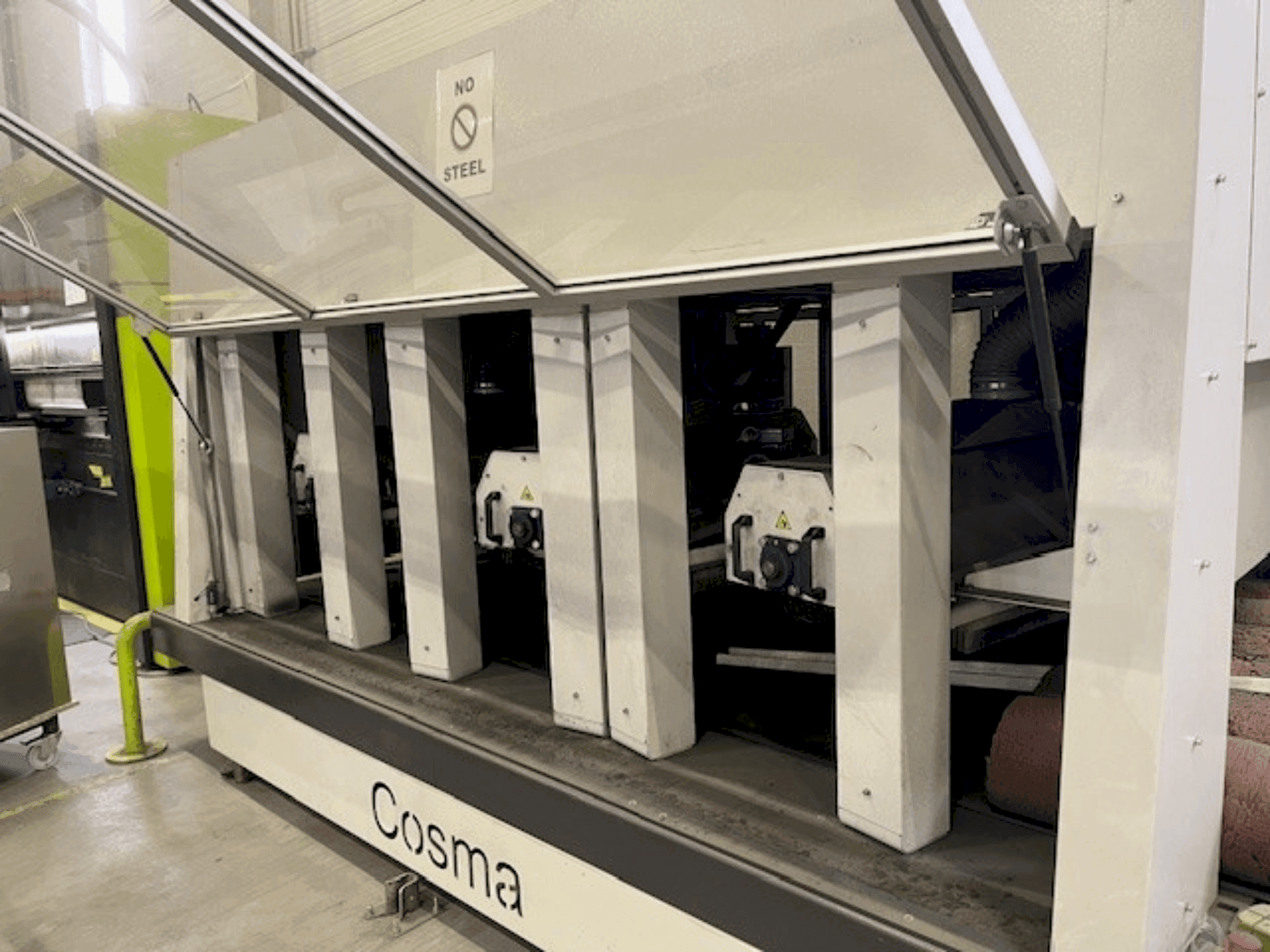 Frontansicht der COSMA 1300 2B V10D1B+C  Maschine