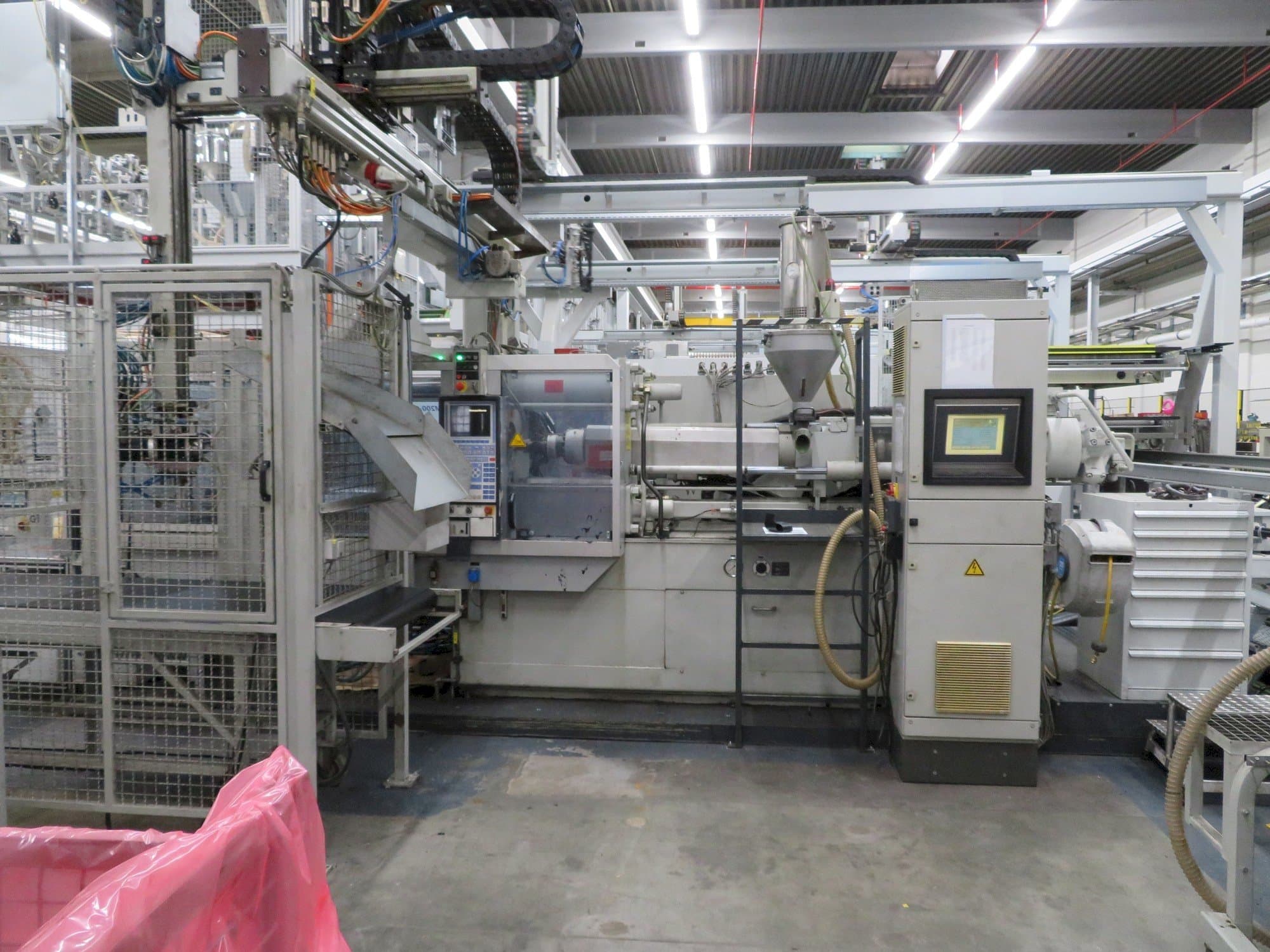 Frontansicht der Krauss Maffei 200-1400 C2  Maschine