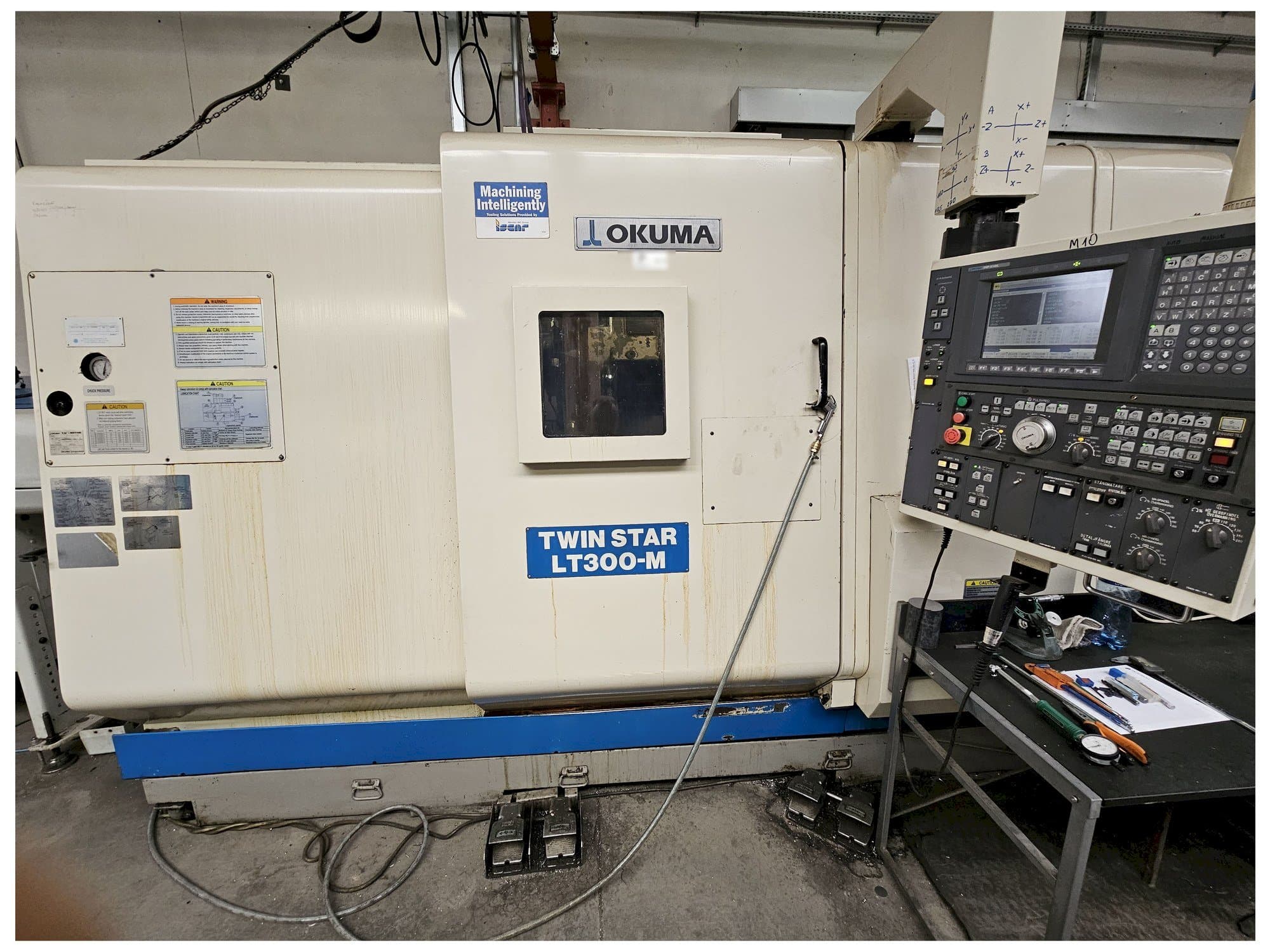 Frontansicht der Okuma LT300-M  Maschine