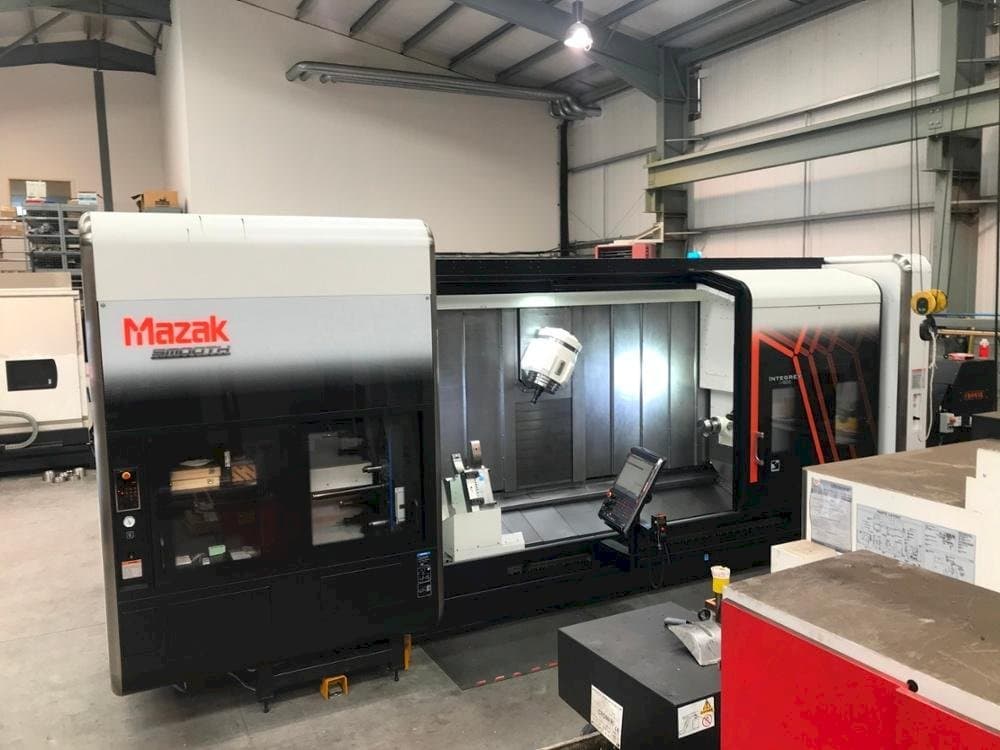 Frontansicht der Mazak INTEGREX i-500  Maschine