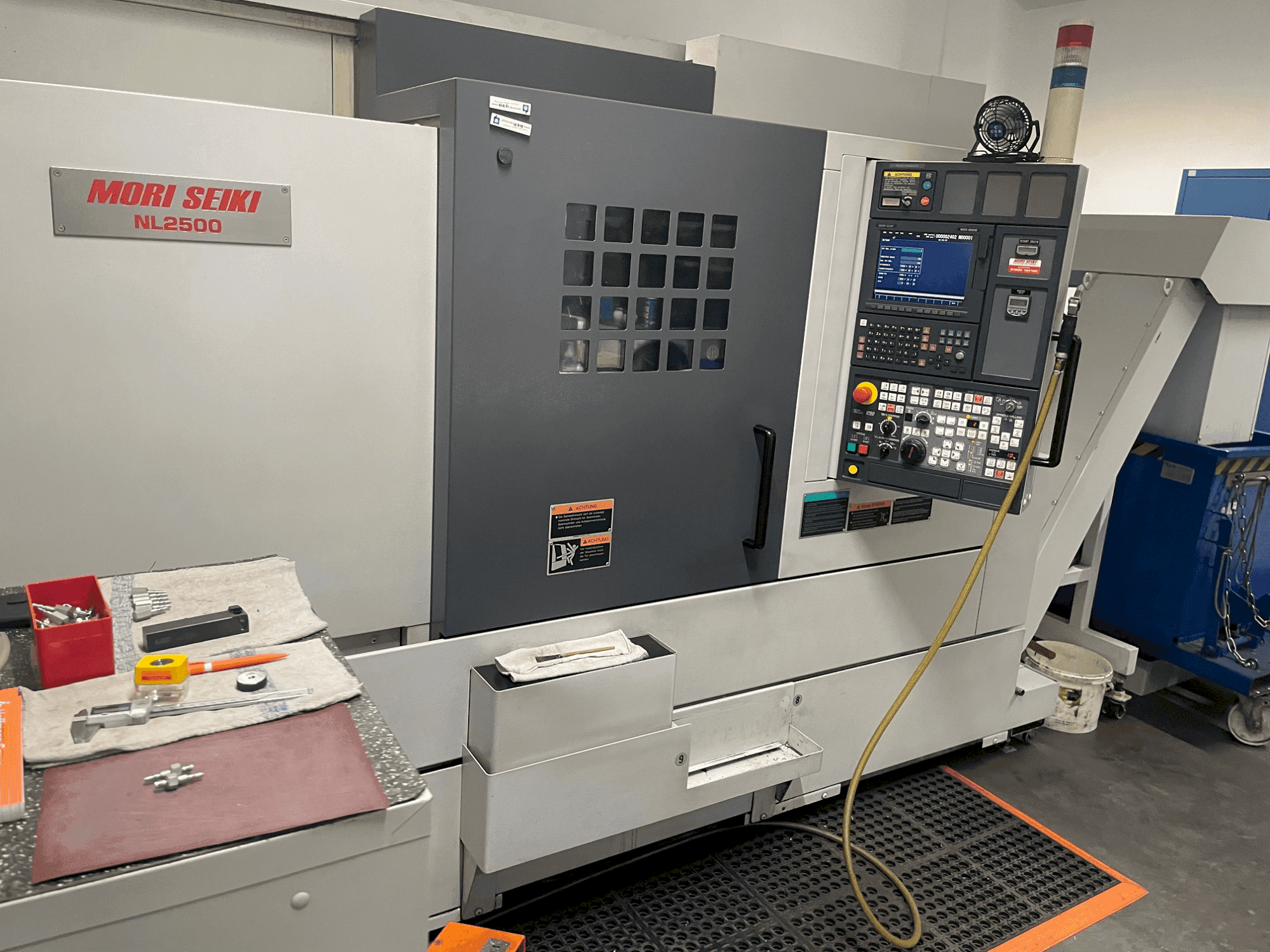 Frontansicht der MORI SEIKI NL2500Y/700  Maschine