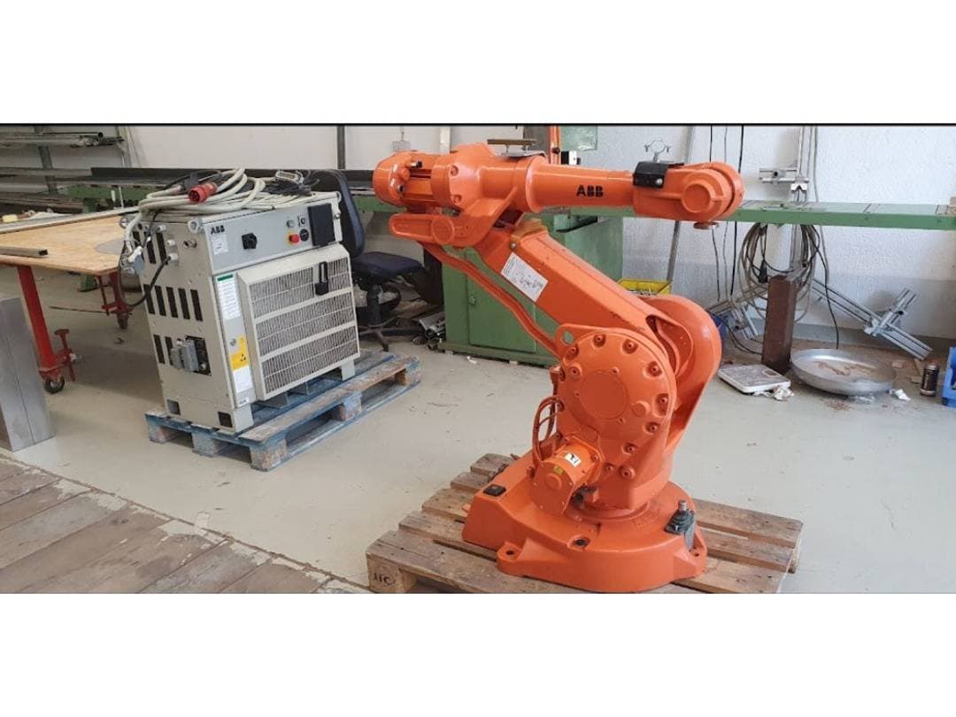 Frontansicht der ABB IRB 2400 M2000  Maschine