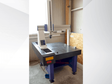 Frontansicht der Mitutoyo Crysta-Plus M574  Maschine